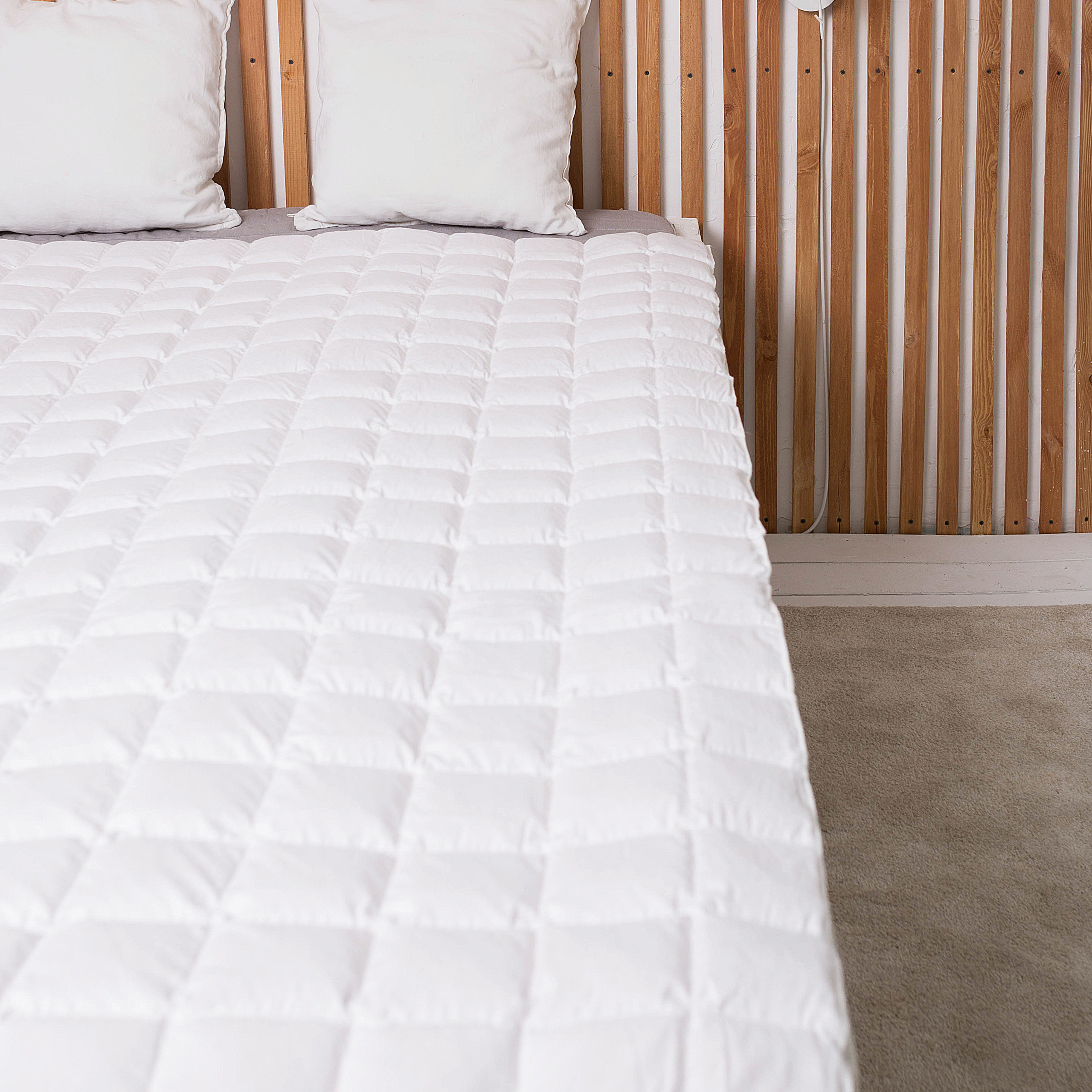 Креативная съемка, передающая ощущение роскоши и комфорта через текстиль.