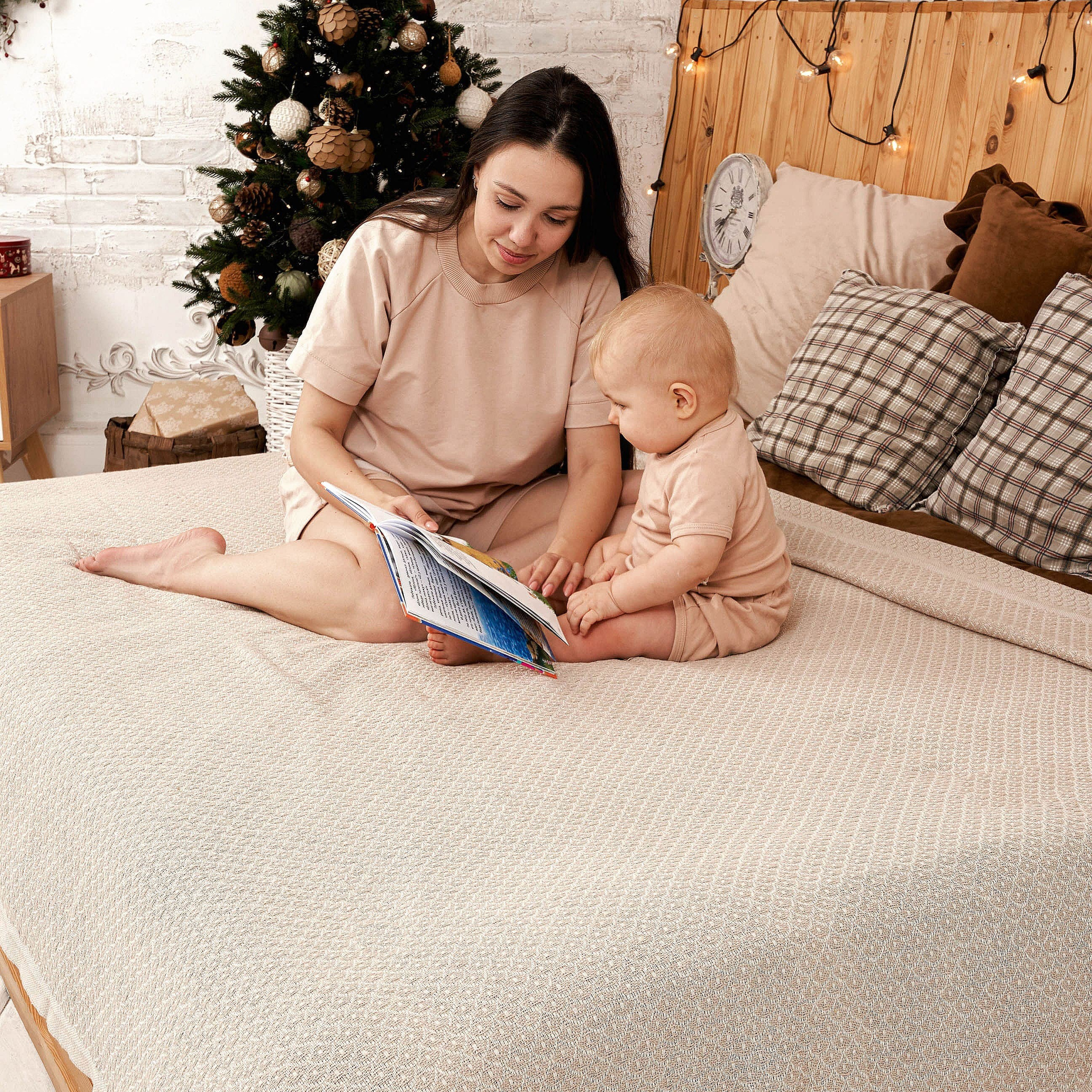 Съемка постельного белья в светлых тонах для передачи легкости и воздушности.