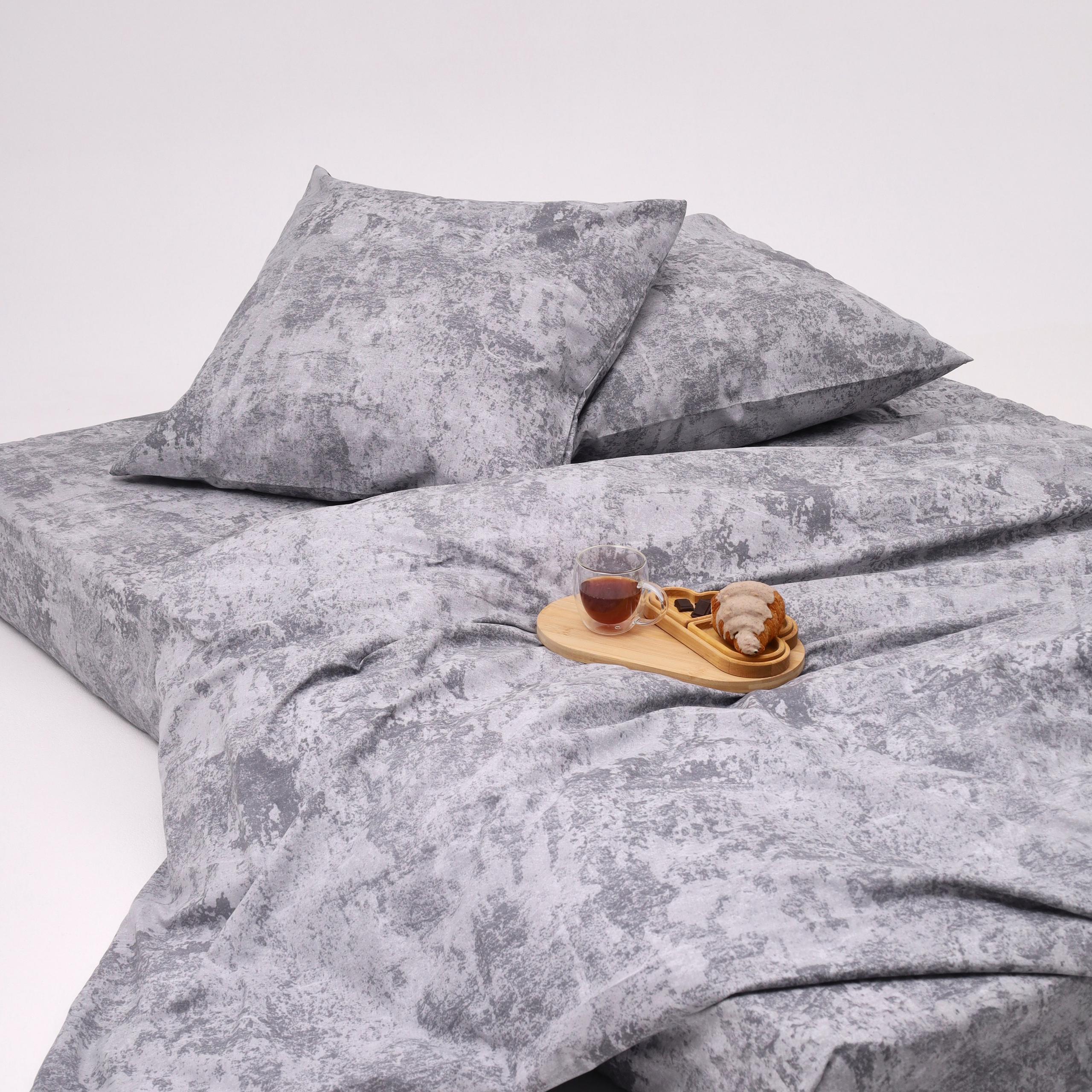 Съемка постельного белья в минималистичном стиле для акцента на чистые линии и формы.