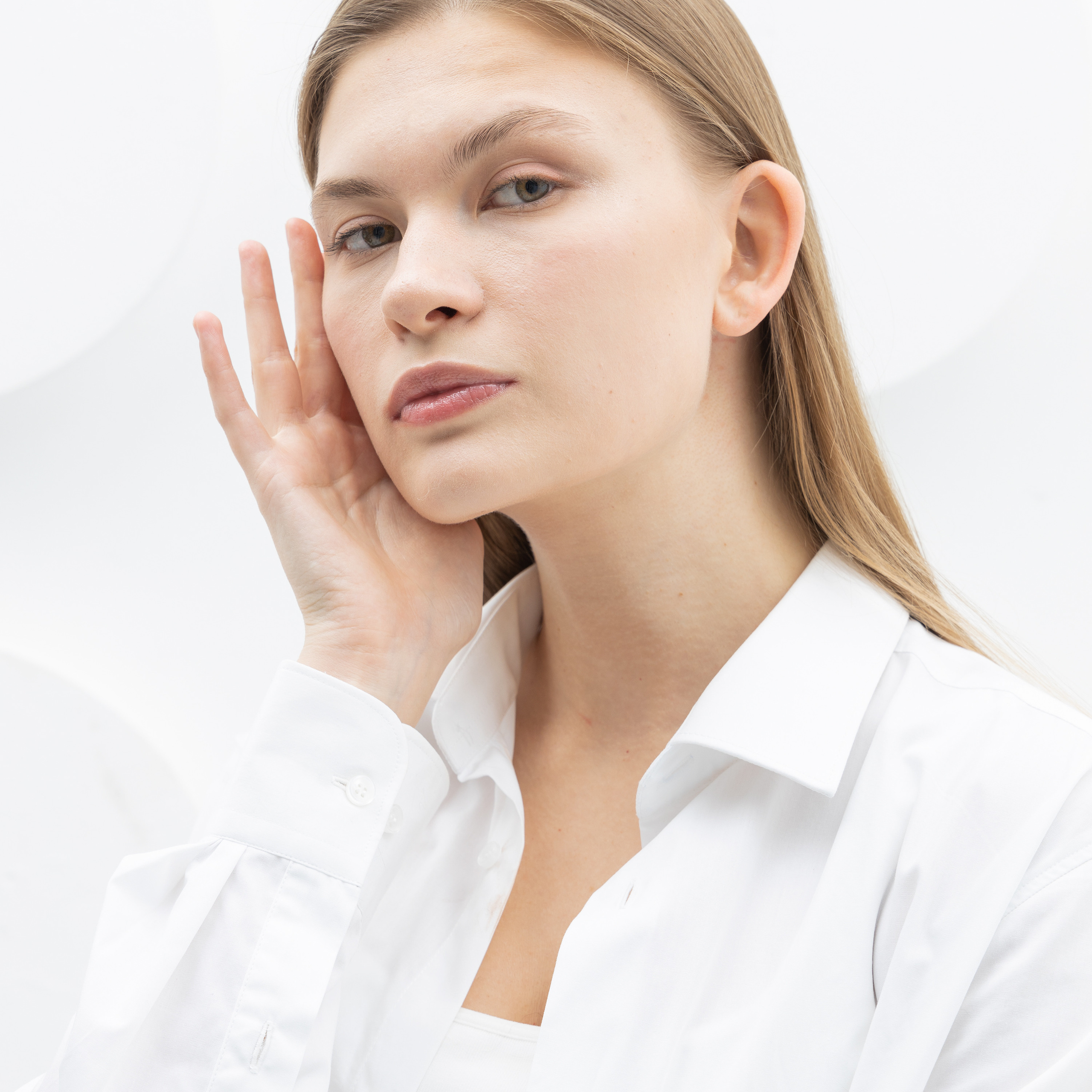 Предметное фото БАДов, витаминов и уходовой косметики - комплексный подход к вашему здоровью и красоте.