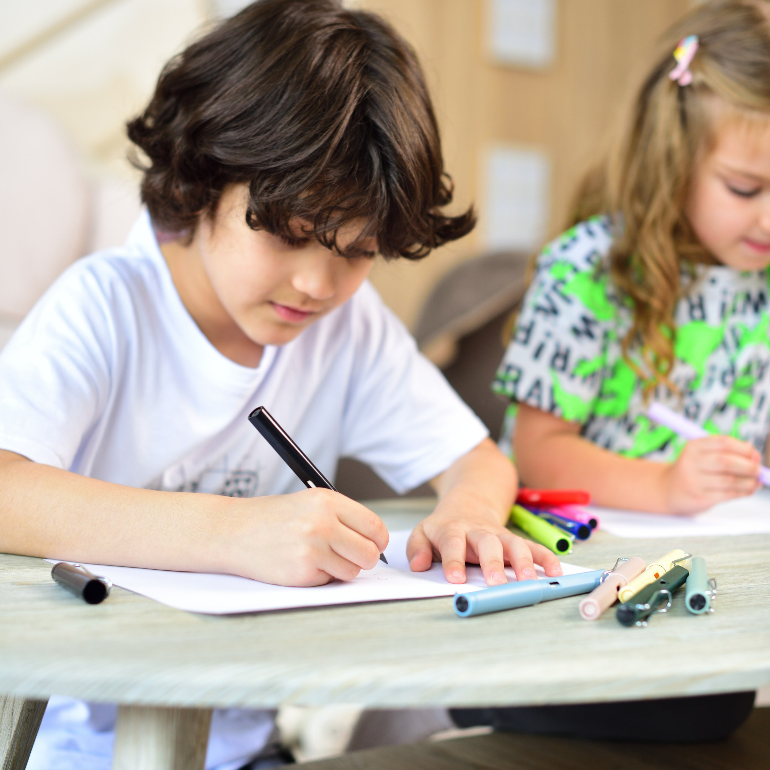 Предметная съемка детских товаров, акцентирующая на функциональности и долговечности игрушек.