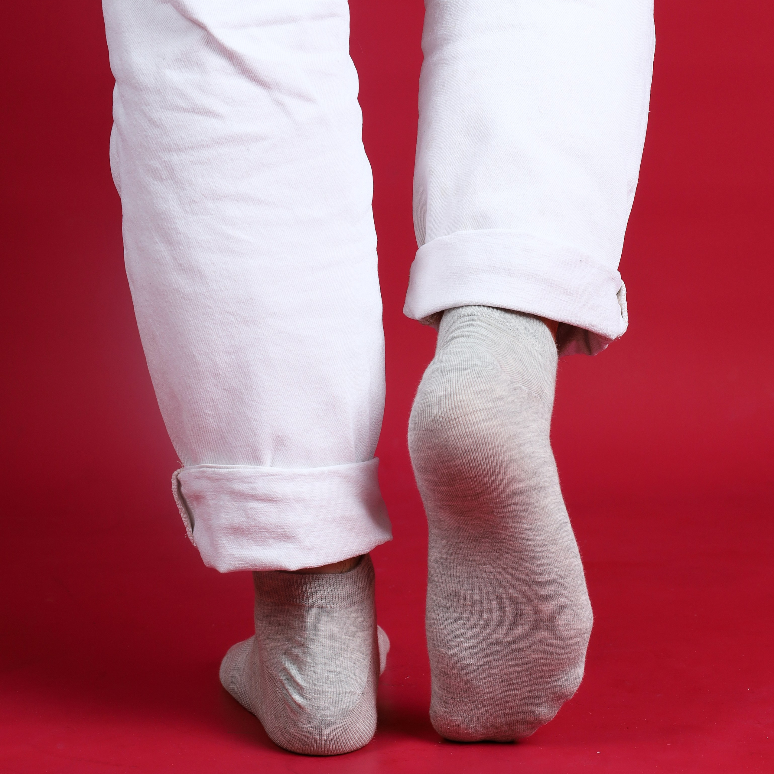 Предметная съемка носков, акцентирующая на сезонных трендах и новинках.