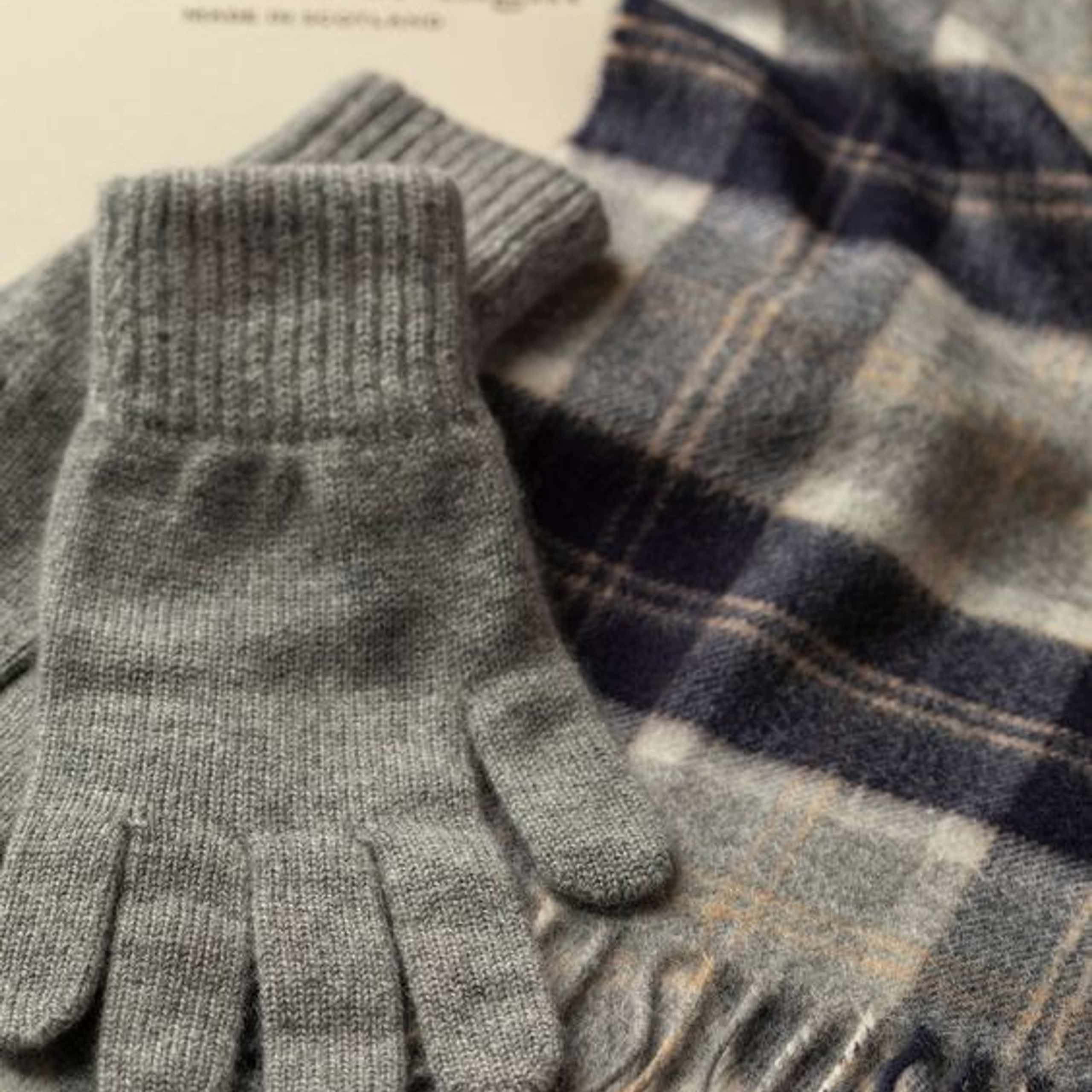 Предметная съемка аксессуара в теплой цветовой гамме.