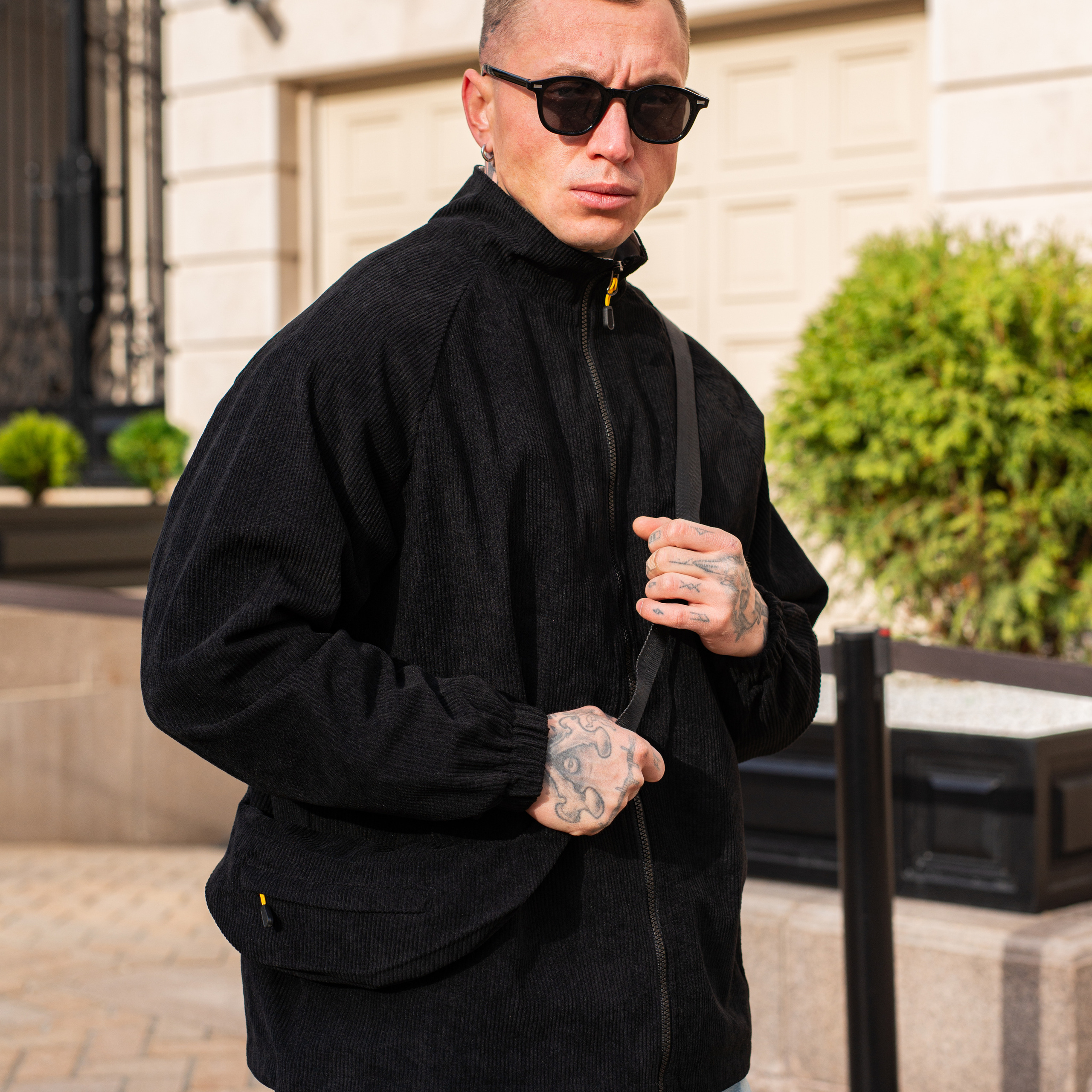 Предметное фото - утонченные мужские наряды.