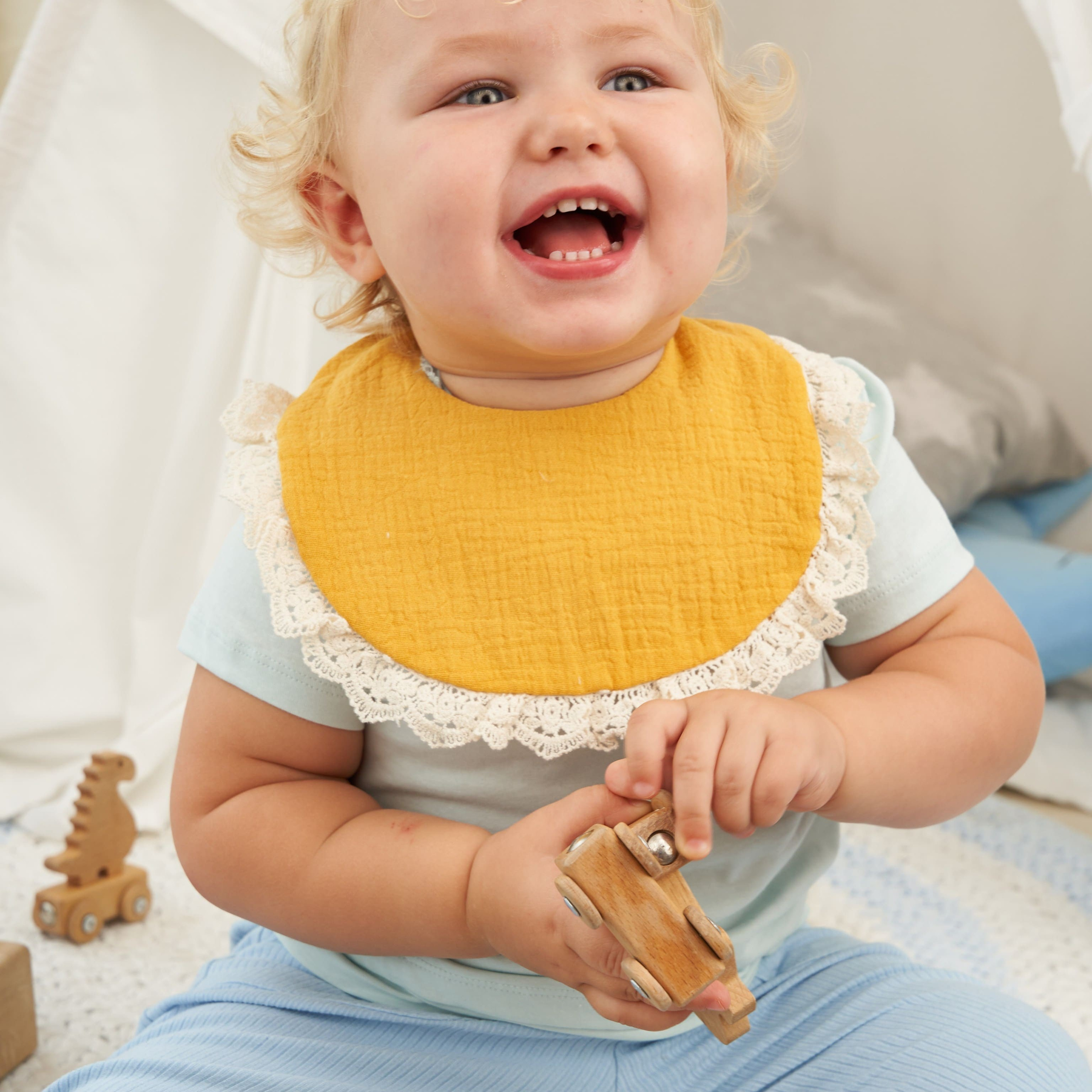 Предметная съемка детских товаров на фоне теплых оттенков, создавая дружелюбное настроение.