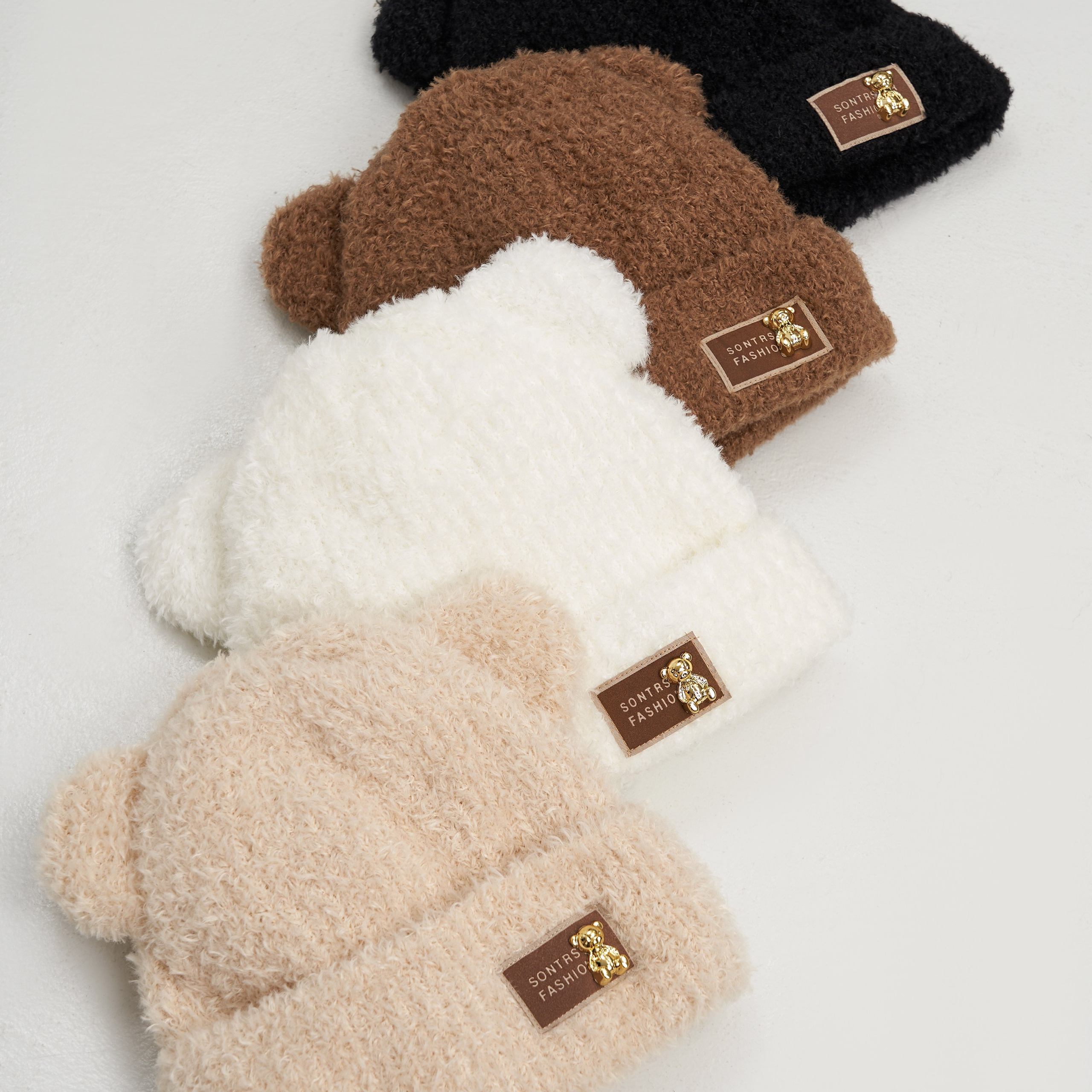 Предметное фото головных уборов - модные акценты для любого случая.