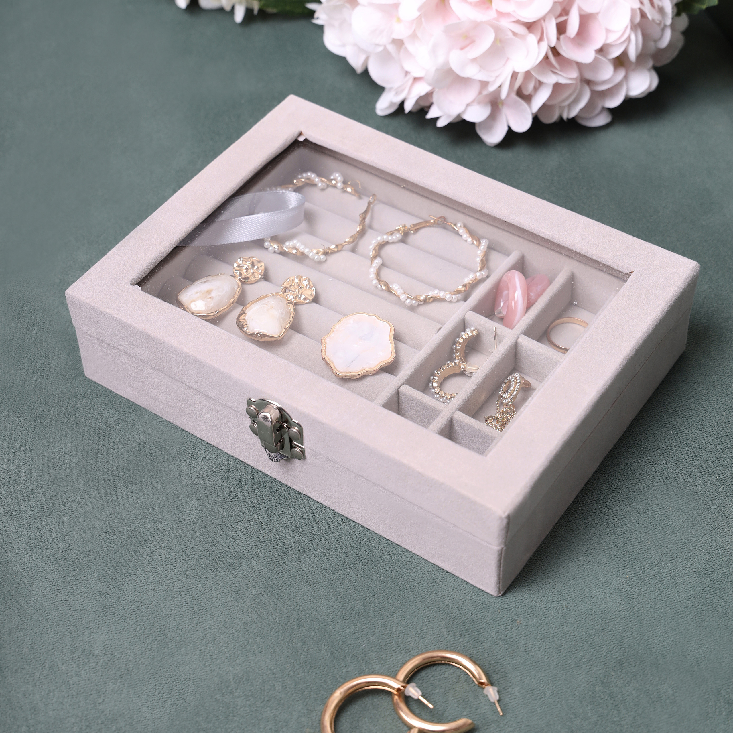 Предметное фото аксессуаров - мелочи, которые делают ваш образ особенным.