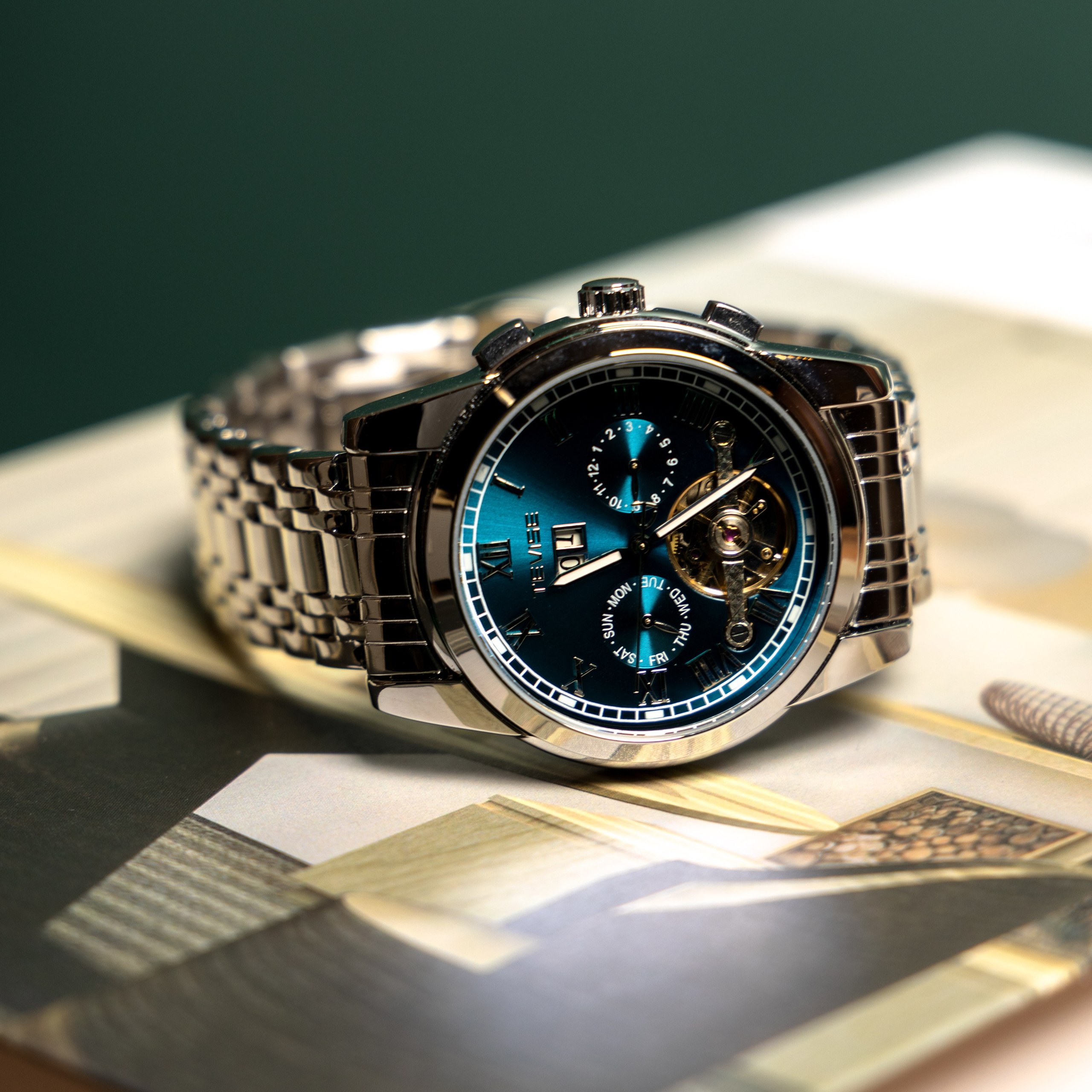 Предметная съемка часов – визуализирует функциональные особенности, такие как хронограф или водонепроницаемость.