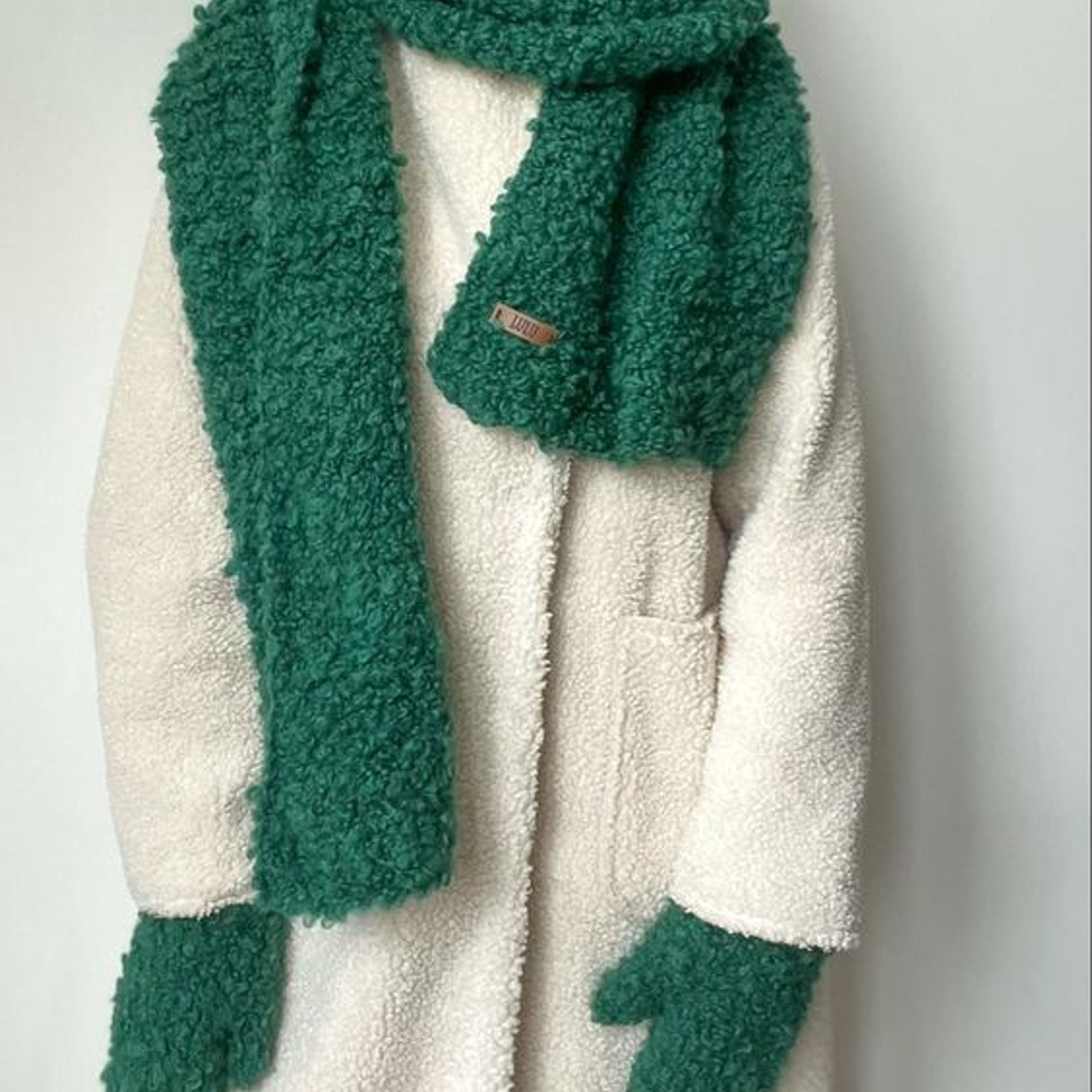 Предметная съемка аксессуара с яркими, насыщенными цветами.