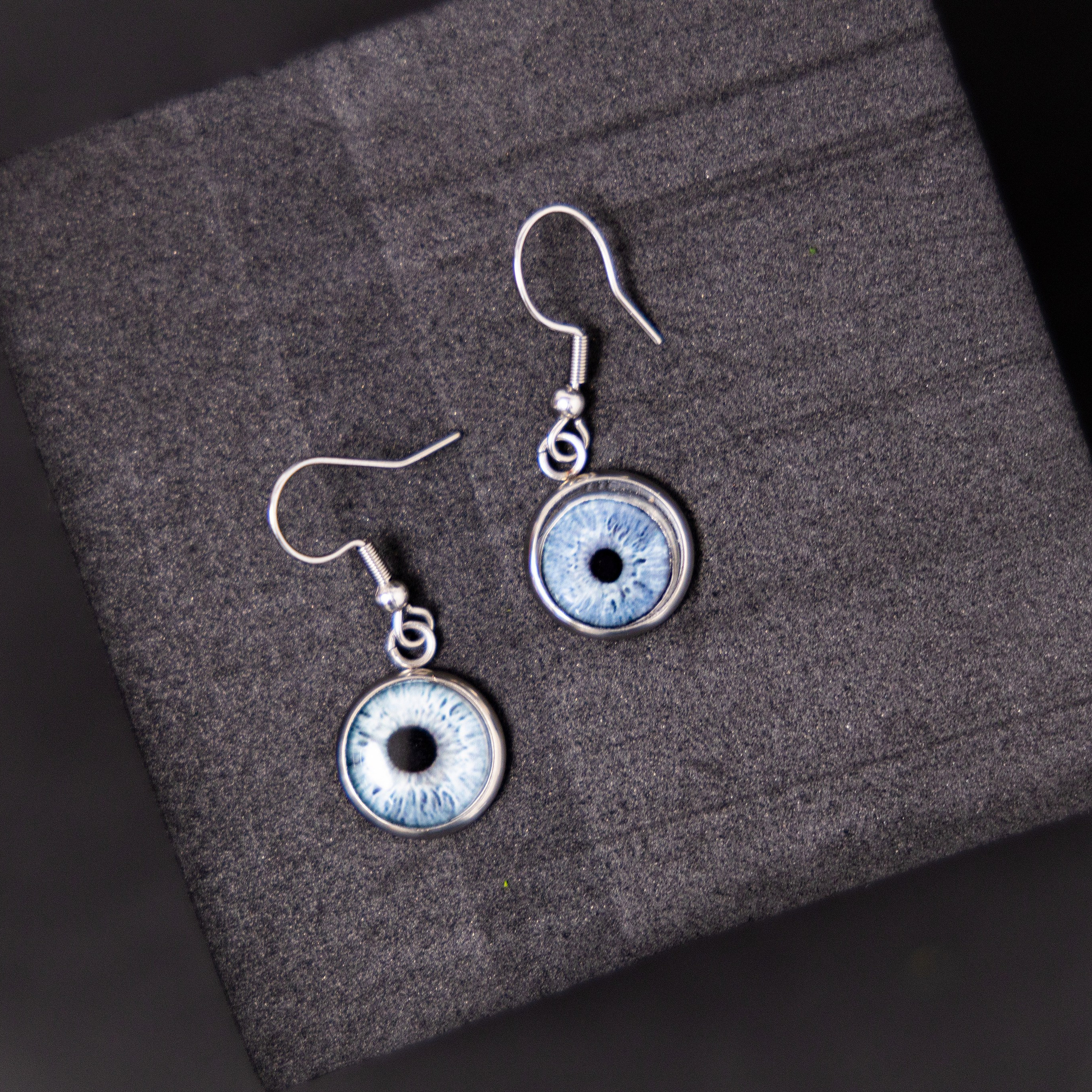 Предметная съемка бижутерии, акцентирующая на мастерстве и искусстве ручной работы.