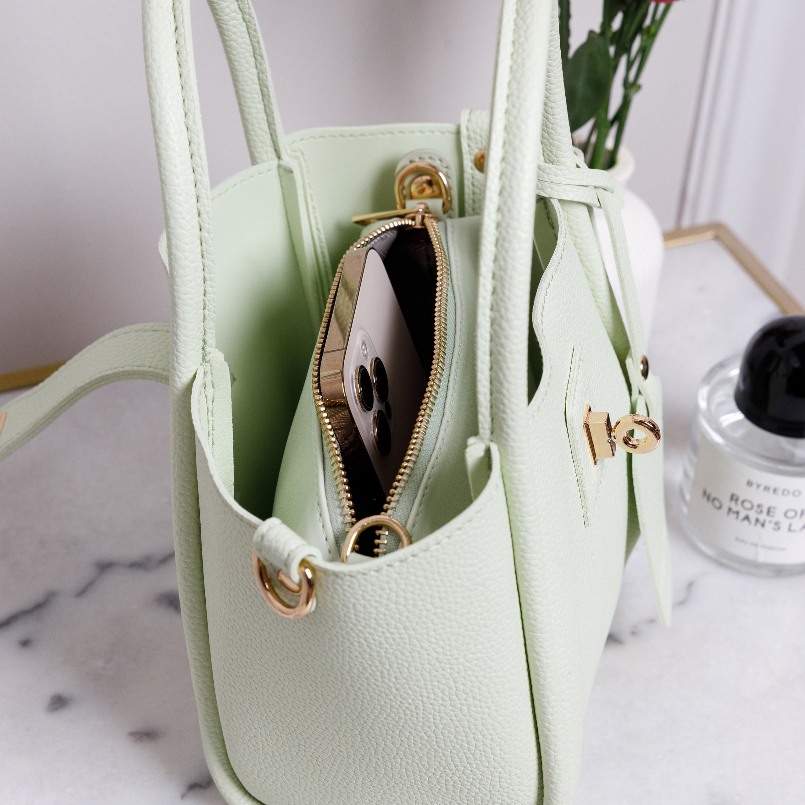 Эстетичная съемка, создающая атмосферу уюта и стиля в каждой детали.