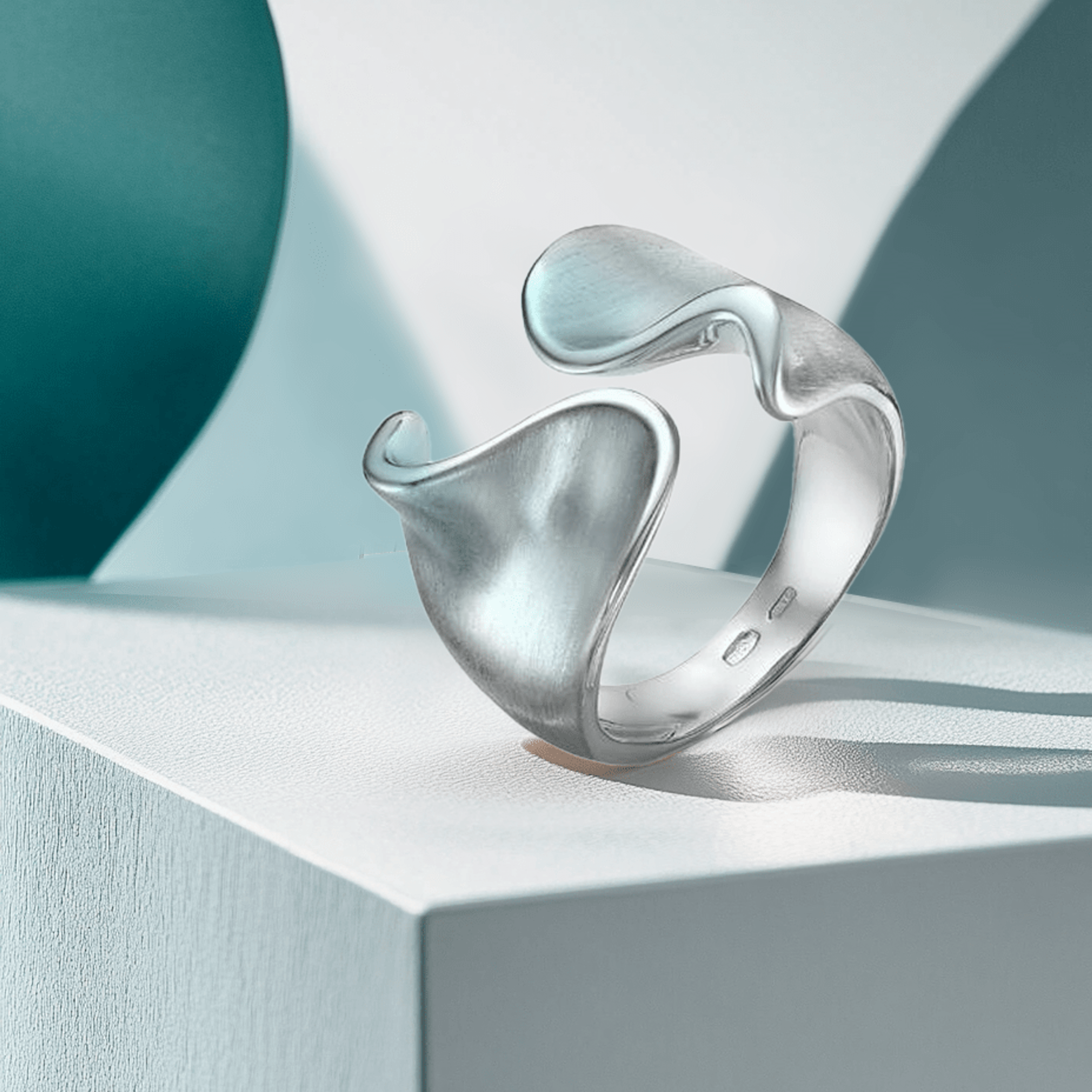 Предметная съемка бижутерии крупным планом, выделяя сложные детали и гравировку