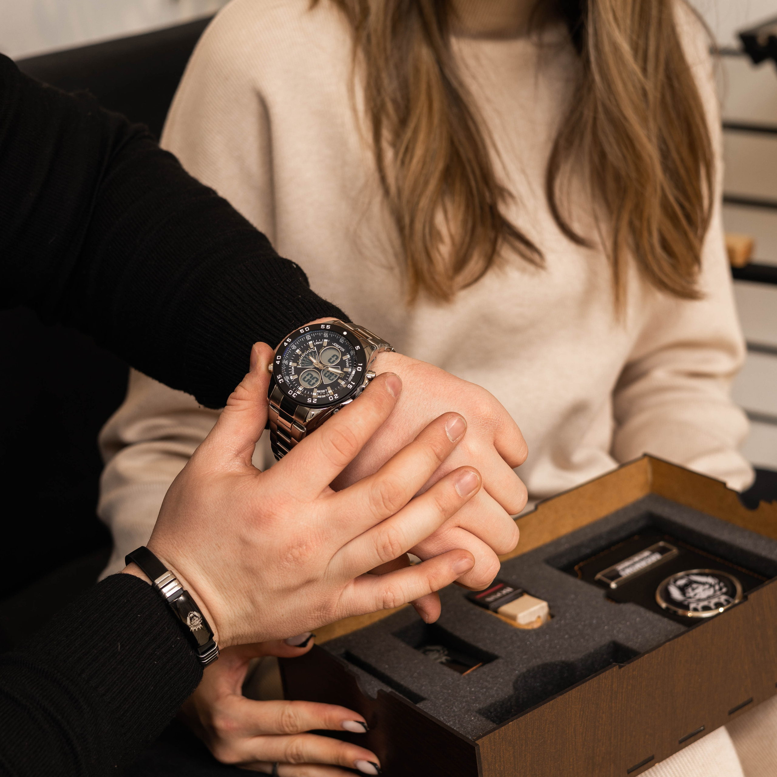 Предметное фото часов - практичный и стильный аксессуар для каждого дня.