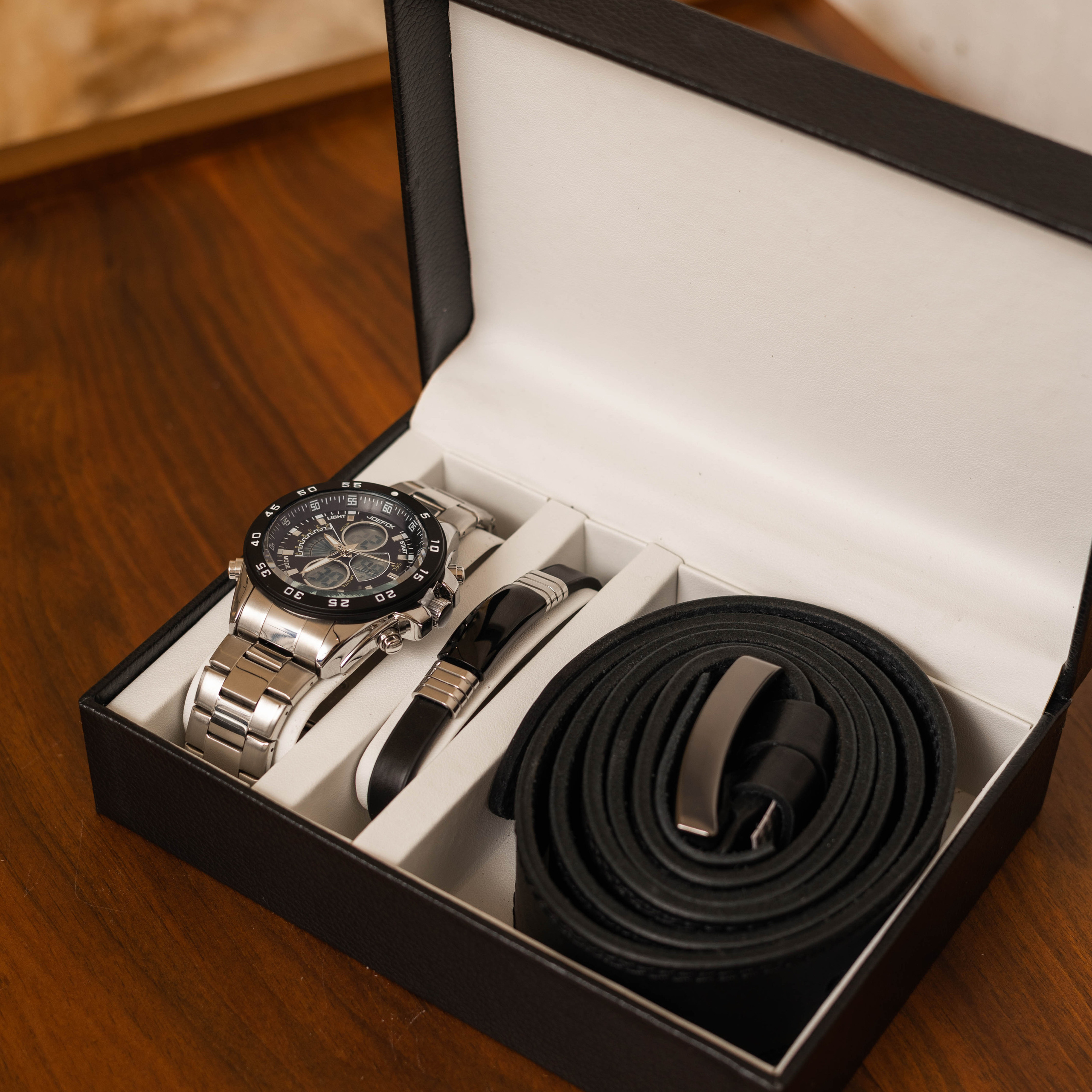 Предметное фото часов - стильный штрих, добавляющий характер вашему образу.