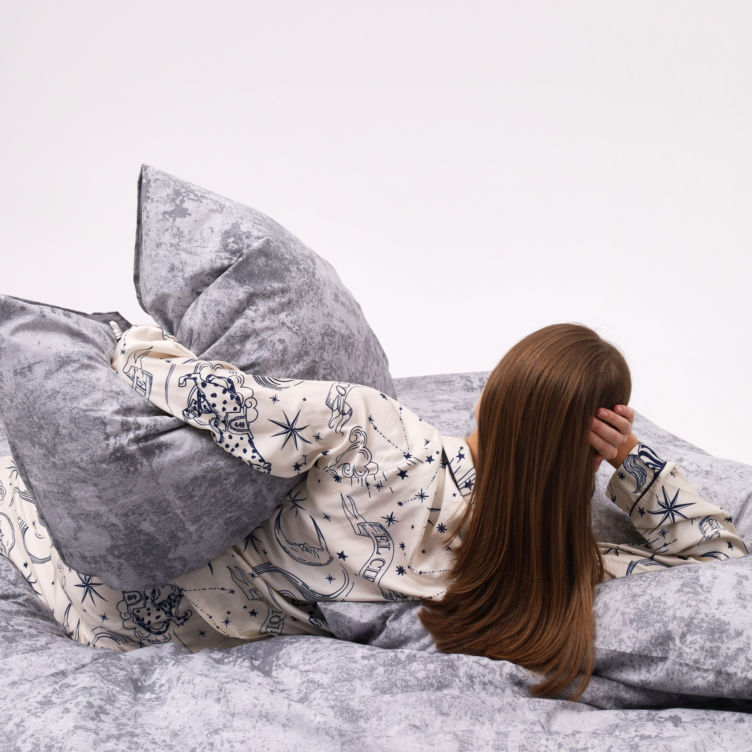 Эстетичная съемка для демонстрации коллекций постельного белья с утонченными узорами.