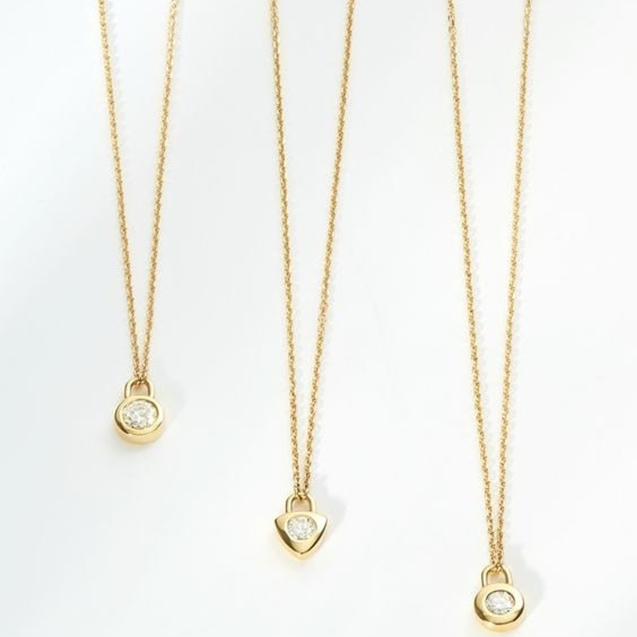 Предметная съемка бижутерии с минималистичным дизайном, акцент на чистых линиях