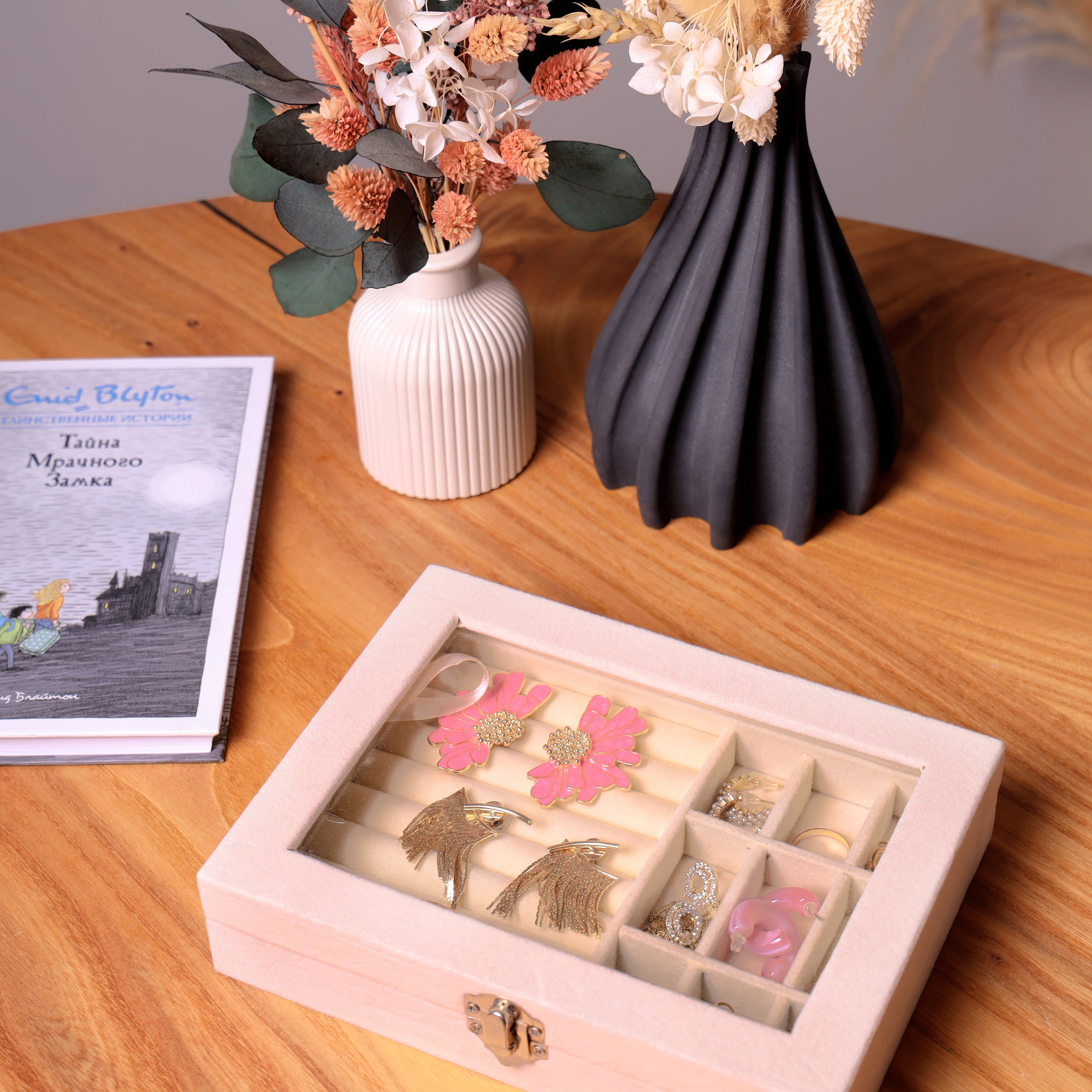 Предметное фото аксессуаров - стильные дополнения для вашего образа.