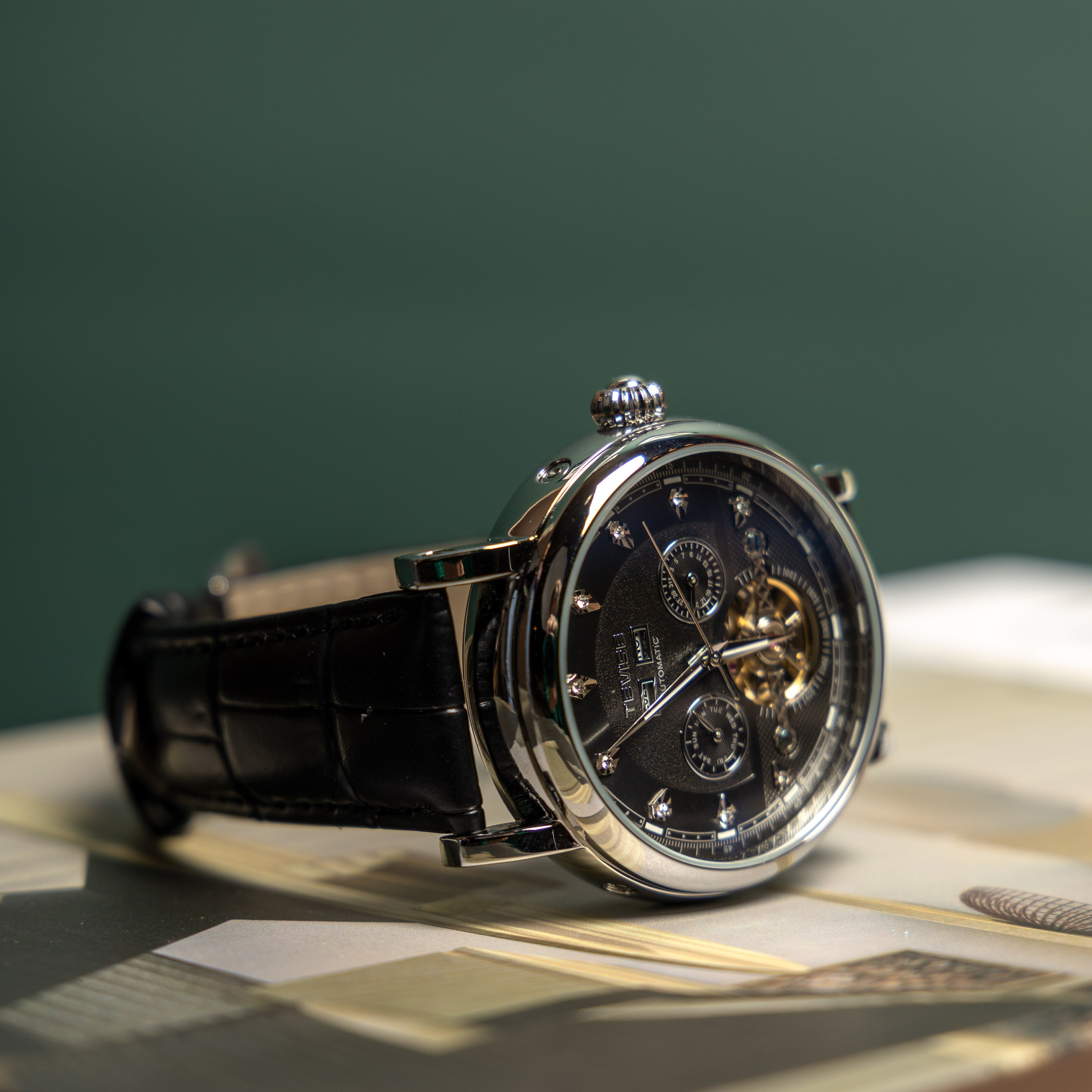 Предметная съемка часов – акцентирует внимание на уникальном дизайне и деталях циферблата.