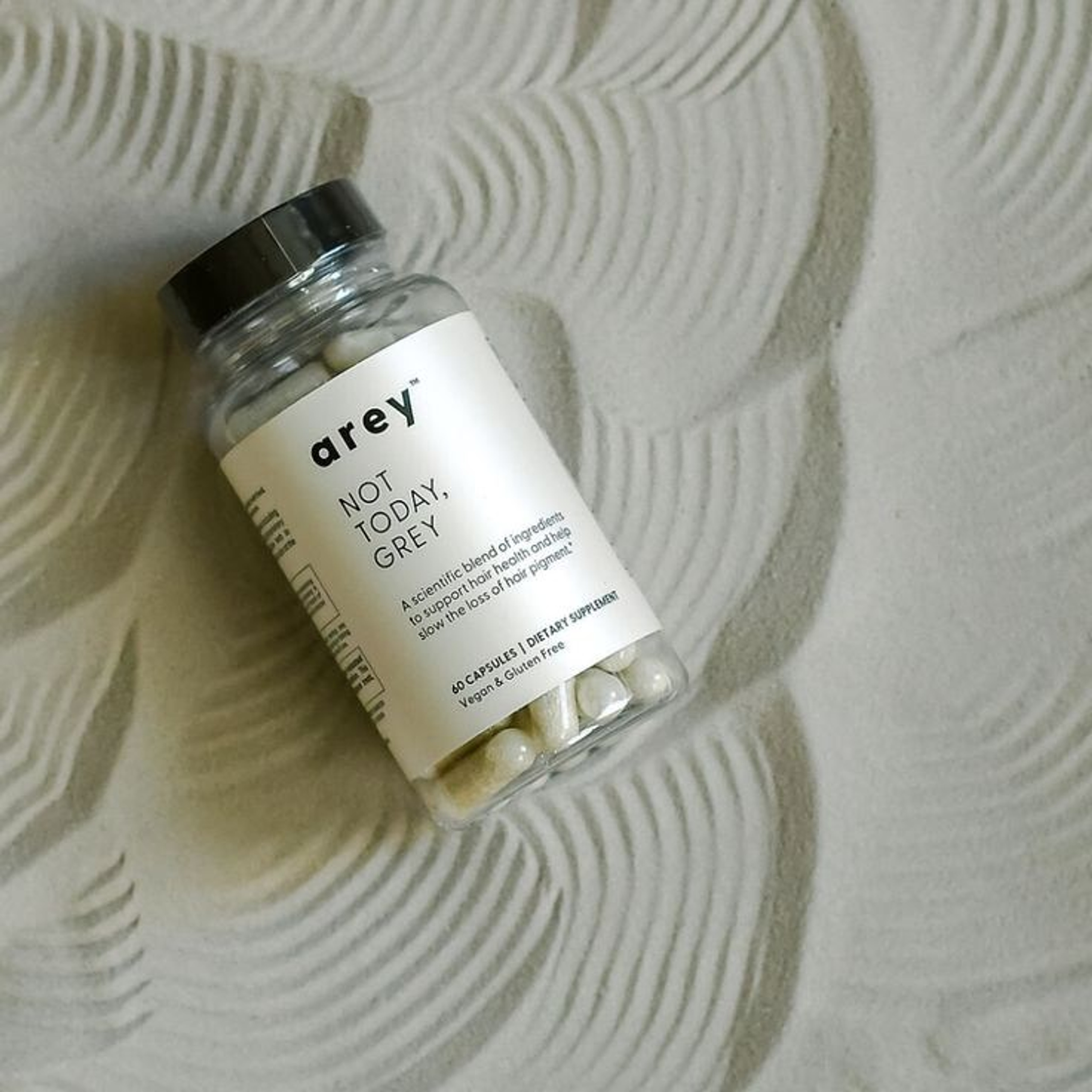 Предметная съемка капсул БАДов на светлом фоне, акцент на форме и цвете