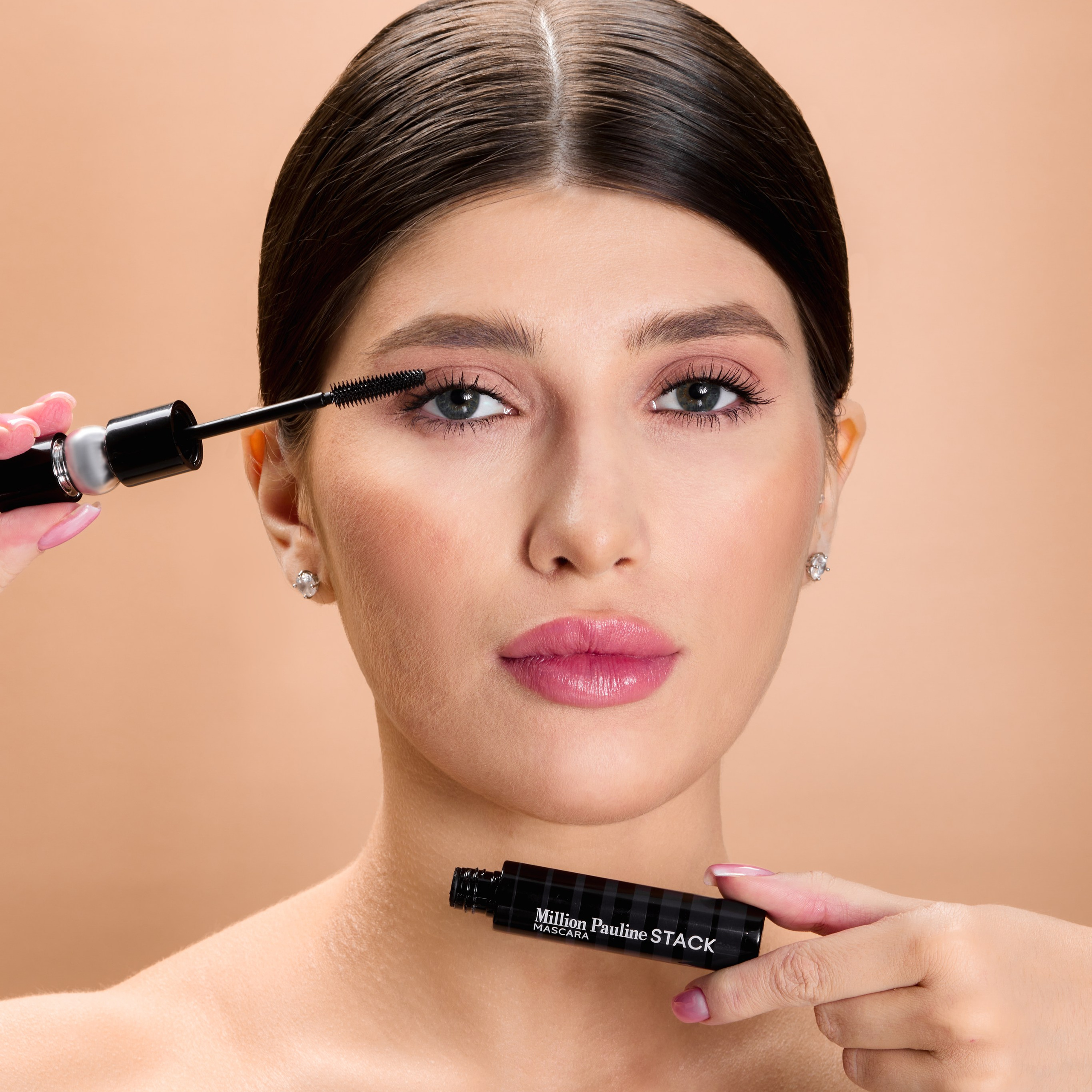 Профессиональная съемка косметики, создающая визуальную гармонию и стиль.