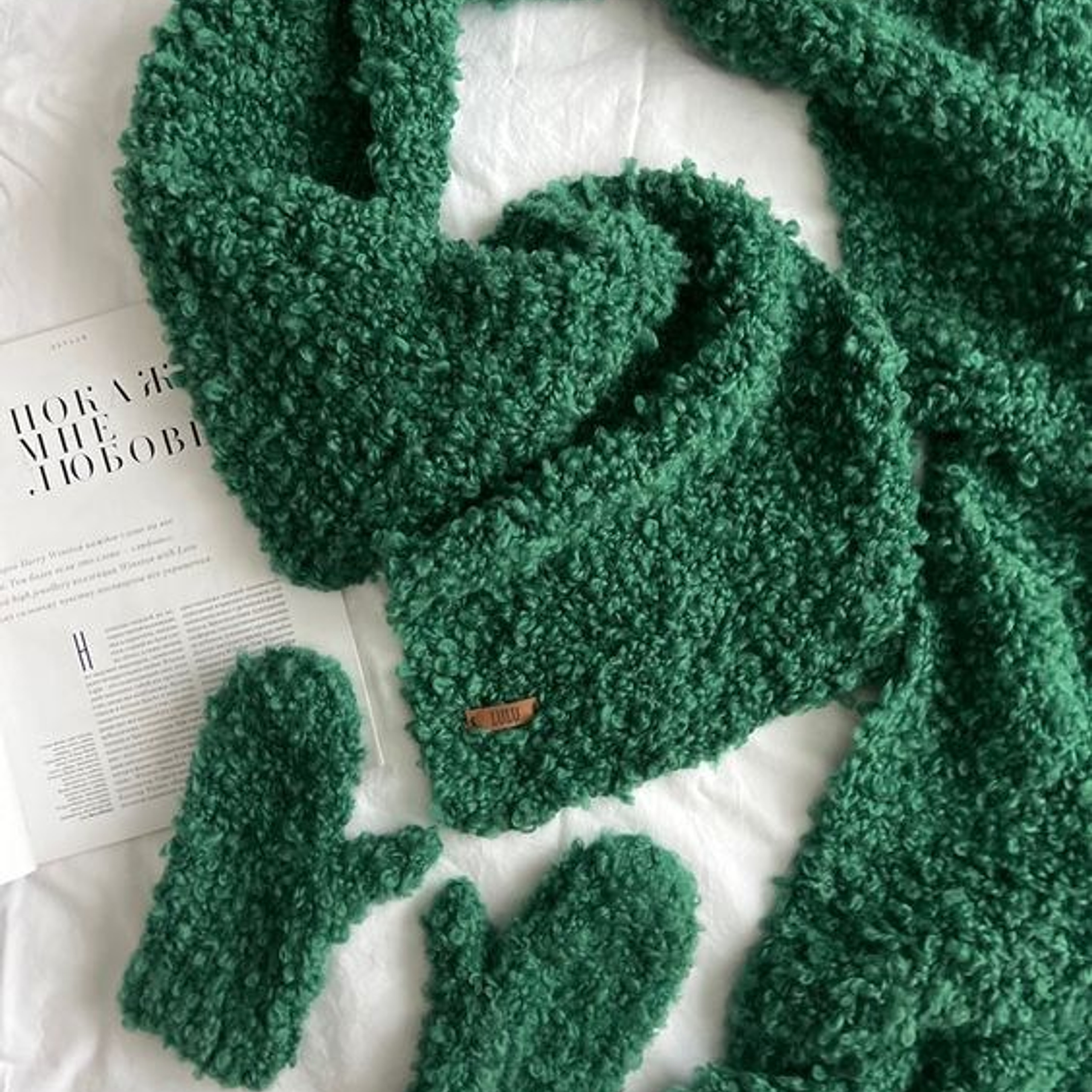 Предметная съемка аксессуара с плавными формами и изящными линиями.