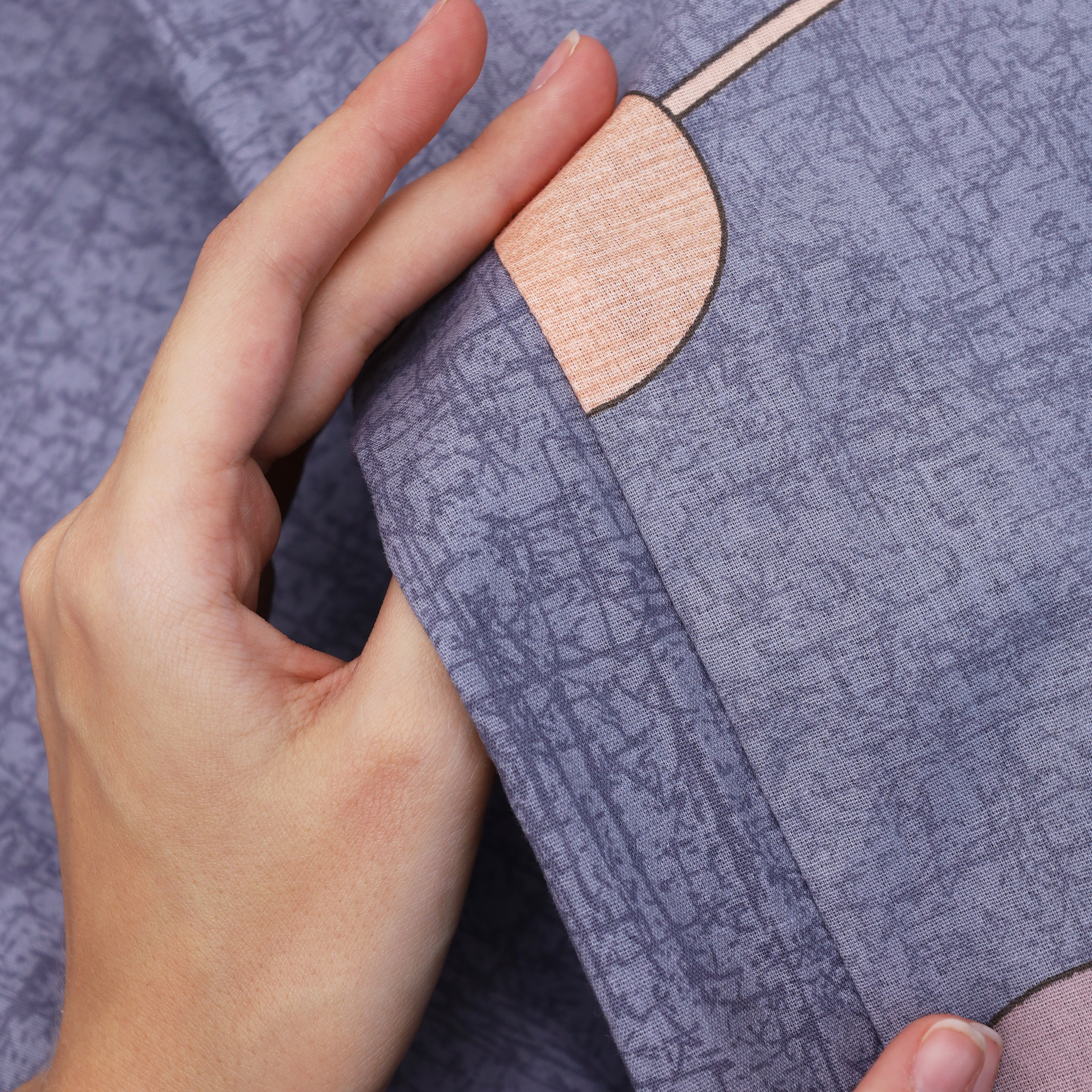 Съемка постельного белья, подчеркивающая внимание к качеству каждой детали.