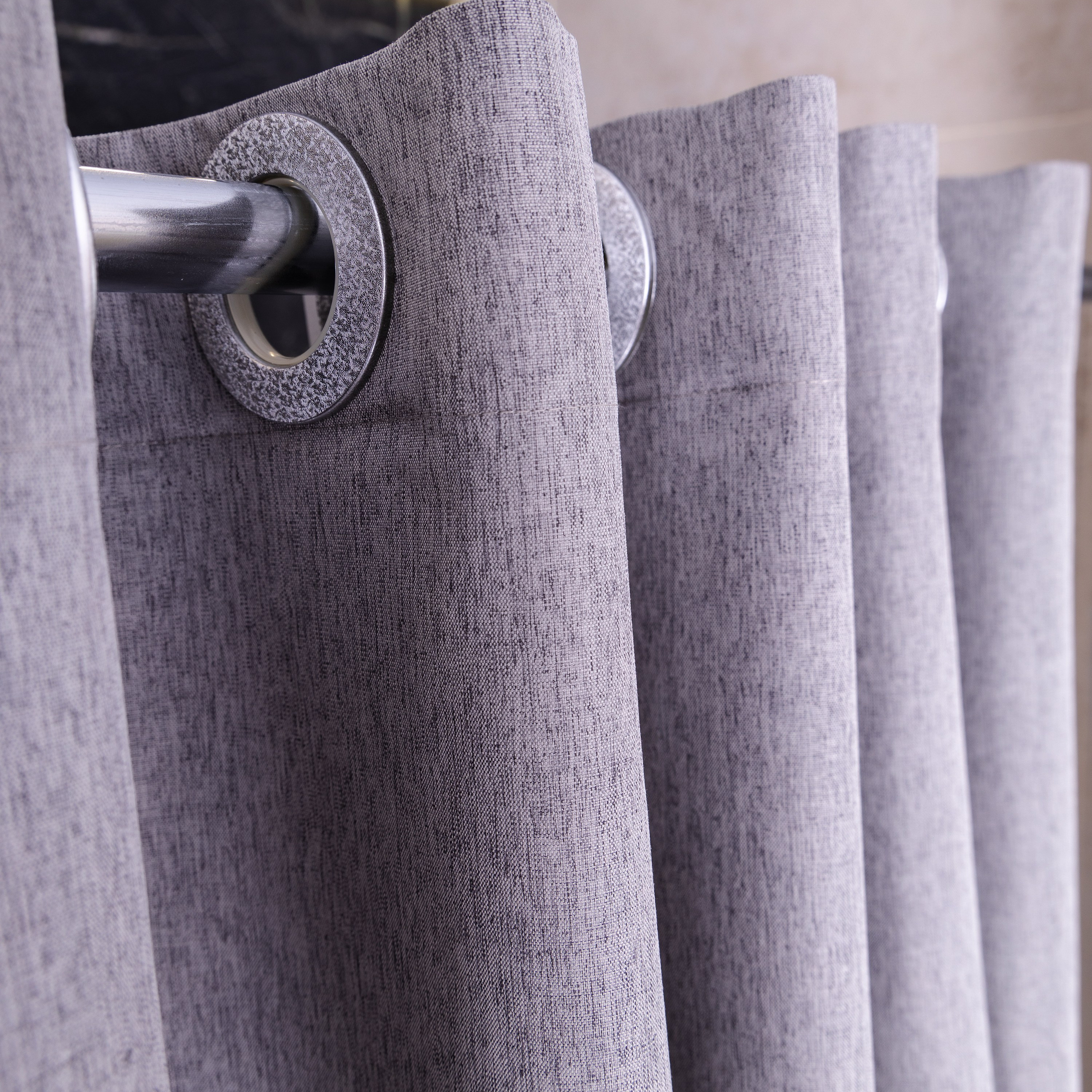 Эффектная съемка для демонстрации товаров в реалистичной обстановке.