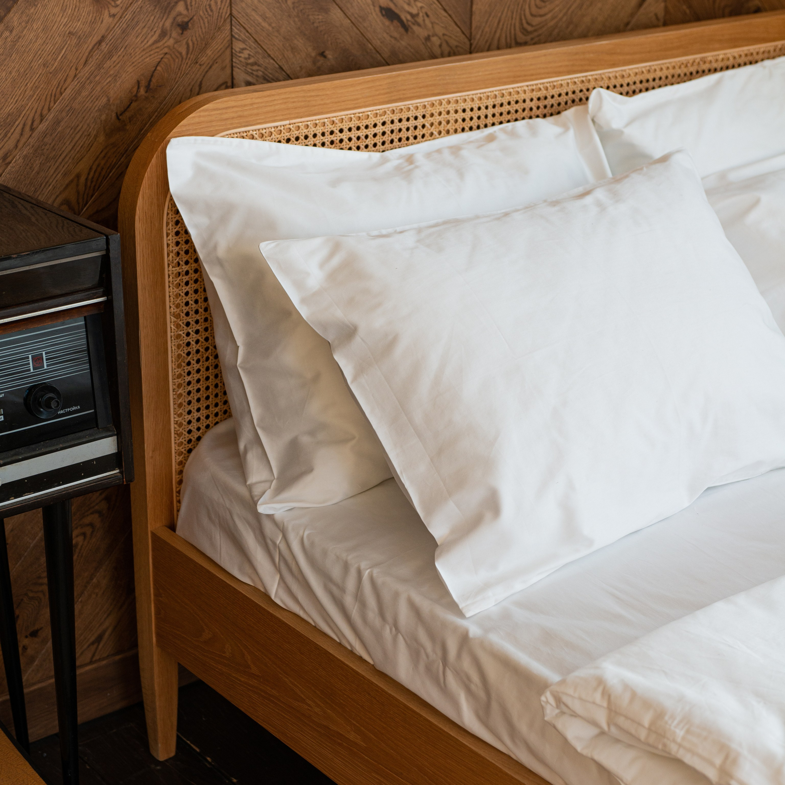 Съемка постельного белья в трендовых оттенках для создания модного образа спальни.