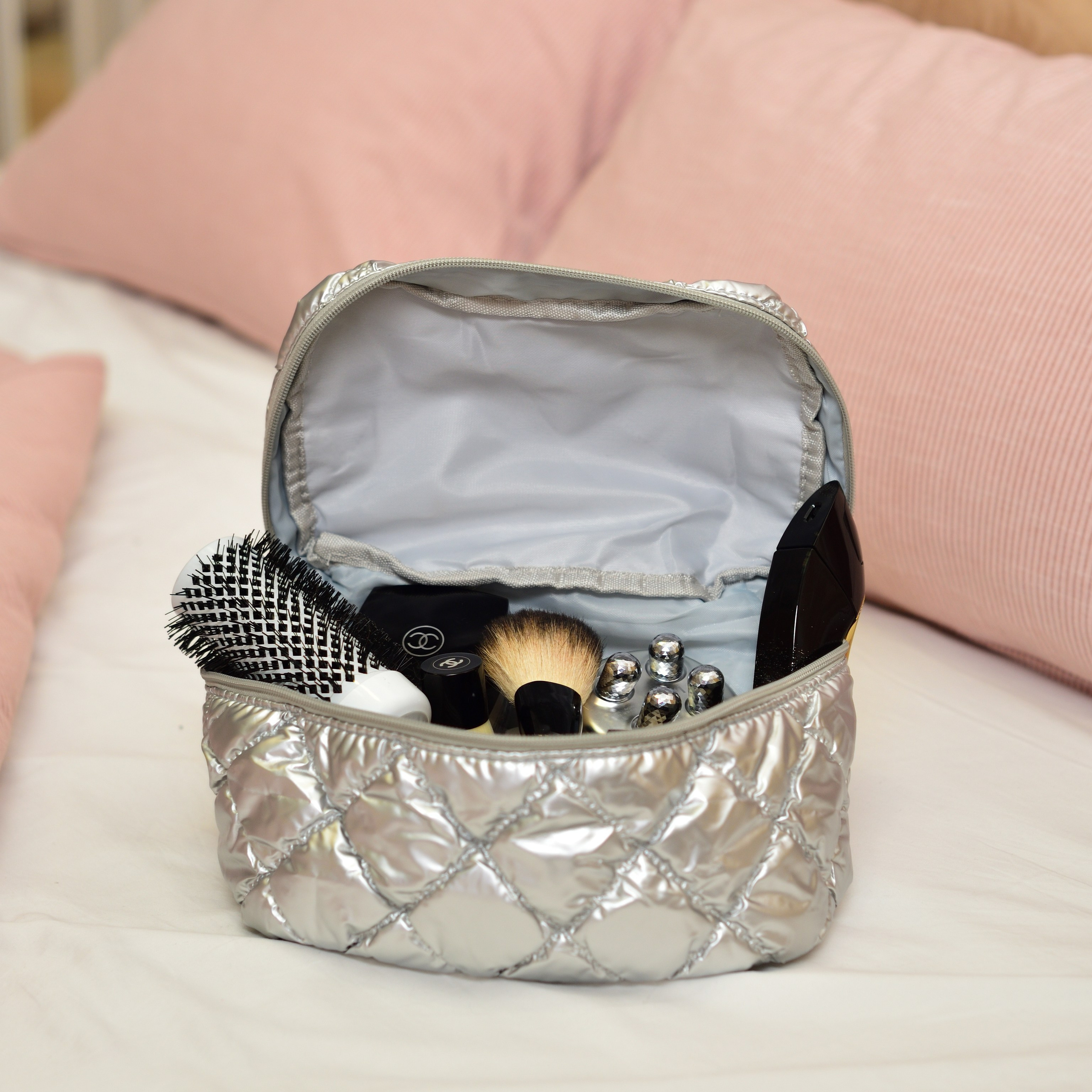 Эстетичная съемка, акцентирующая внимание на сезонных коллекциях.