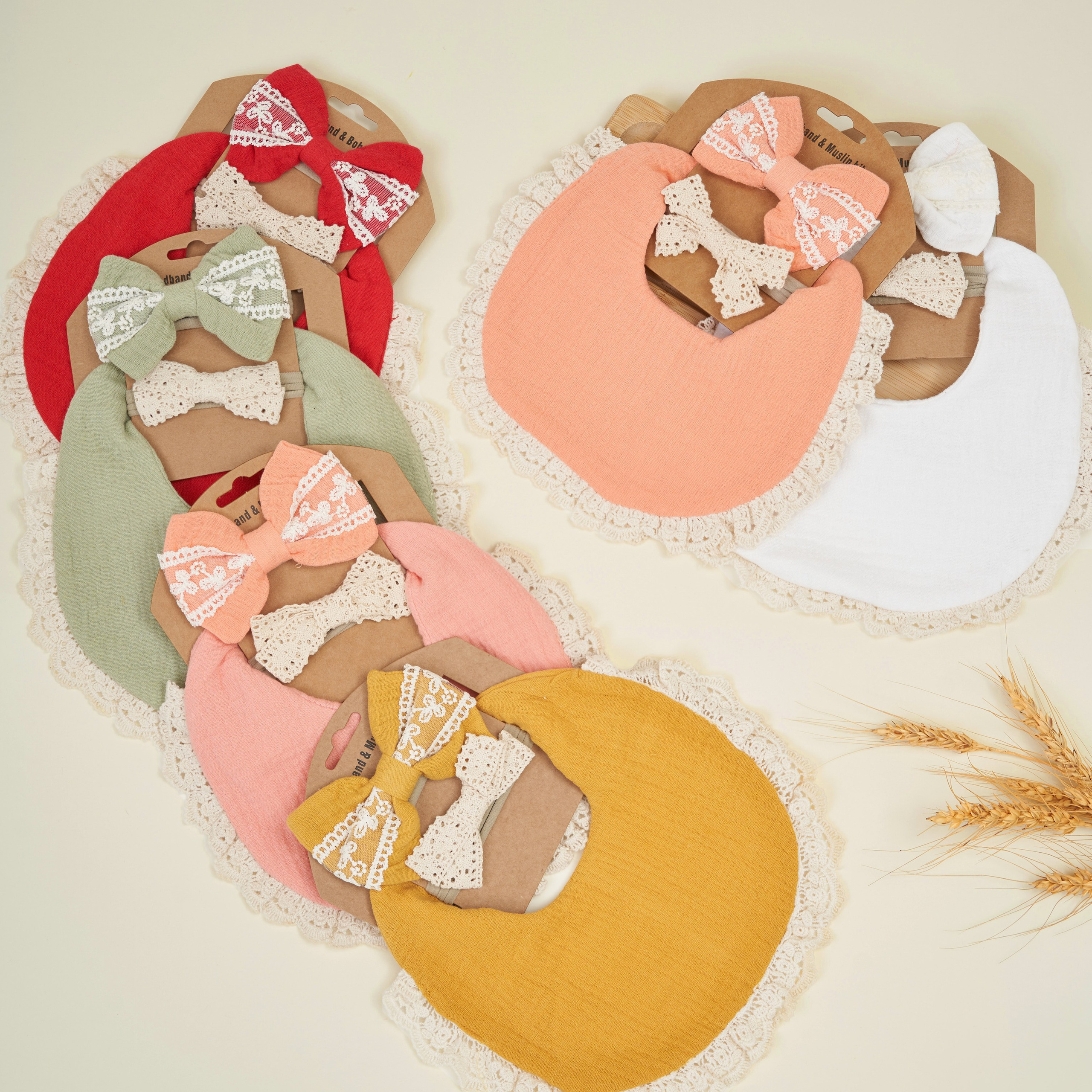 Предметная съемка детских товаров, показывающая разнообразие игрушек и аксессуаров для детей.