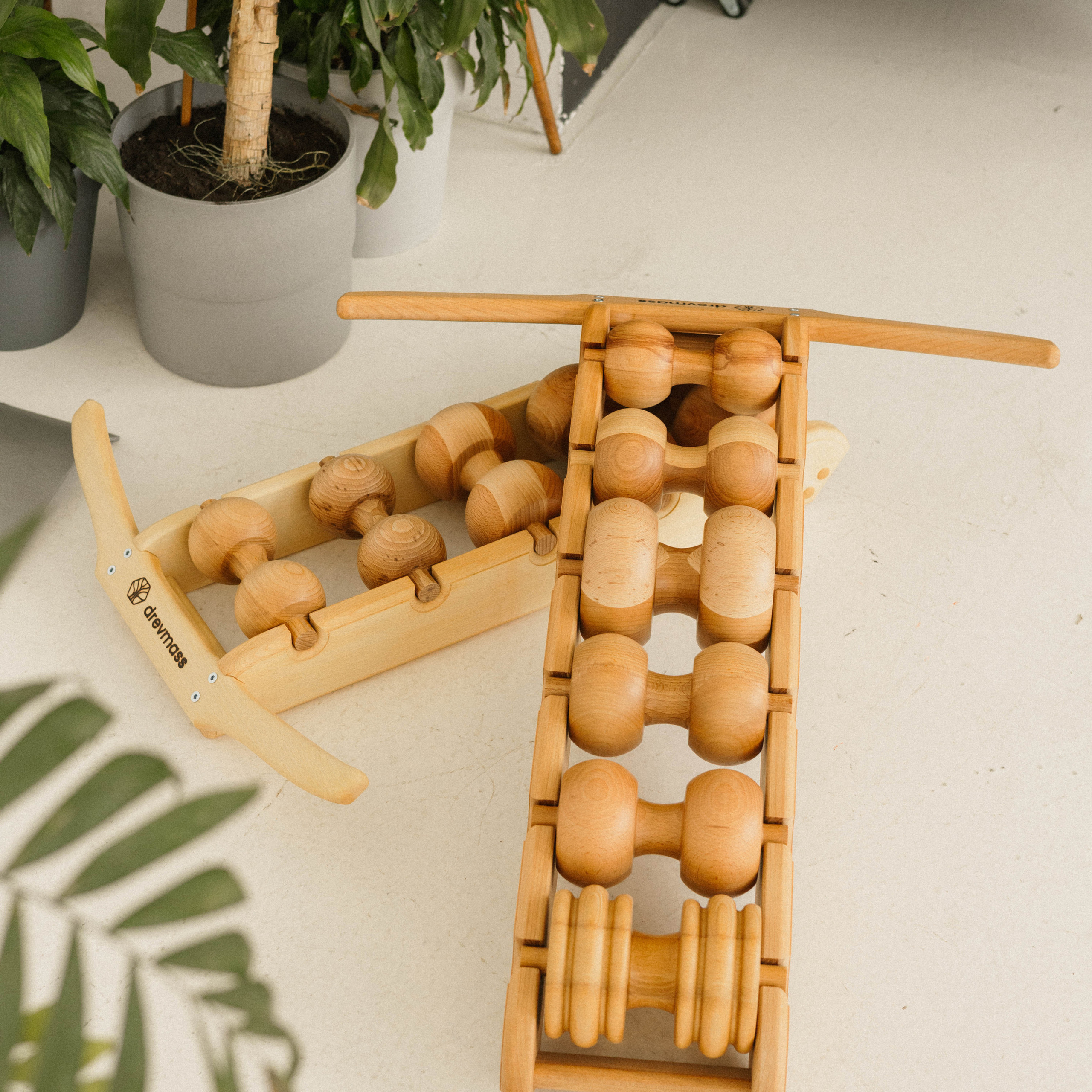 Предметное фото массажеров - персональные устройства для снятия усталости.