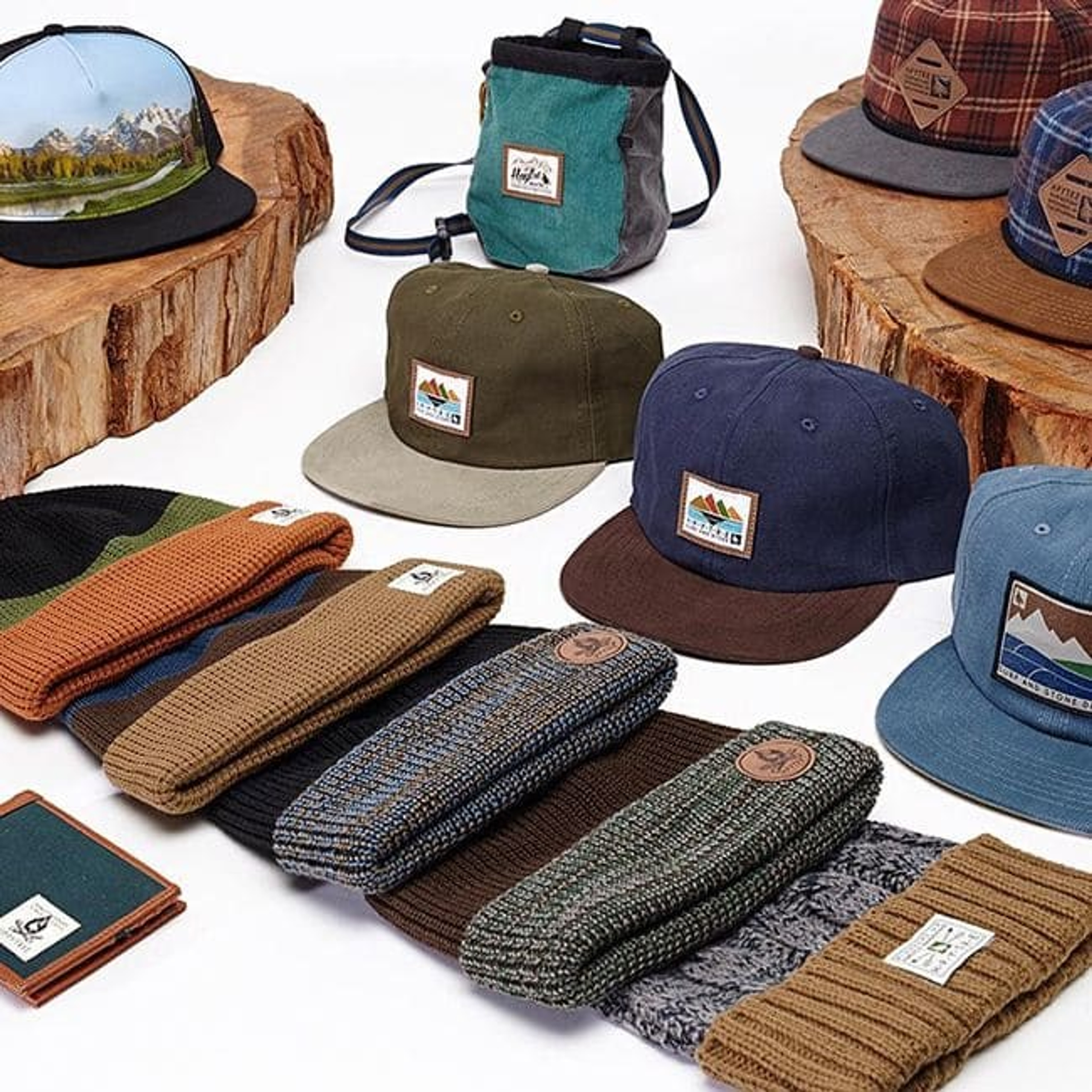 Предметная съемка головного убора с эффектом мягкого света, выделяя текстуру и блеск материала