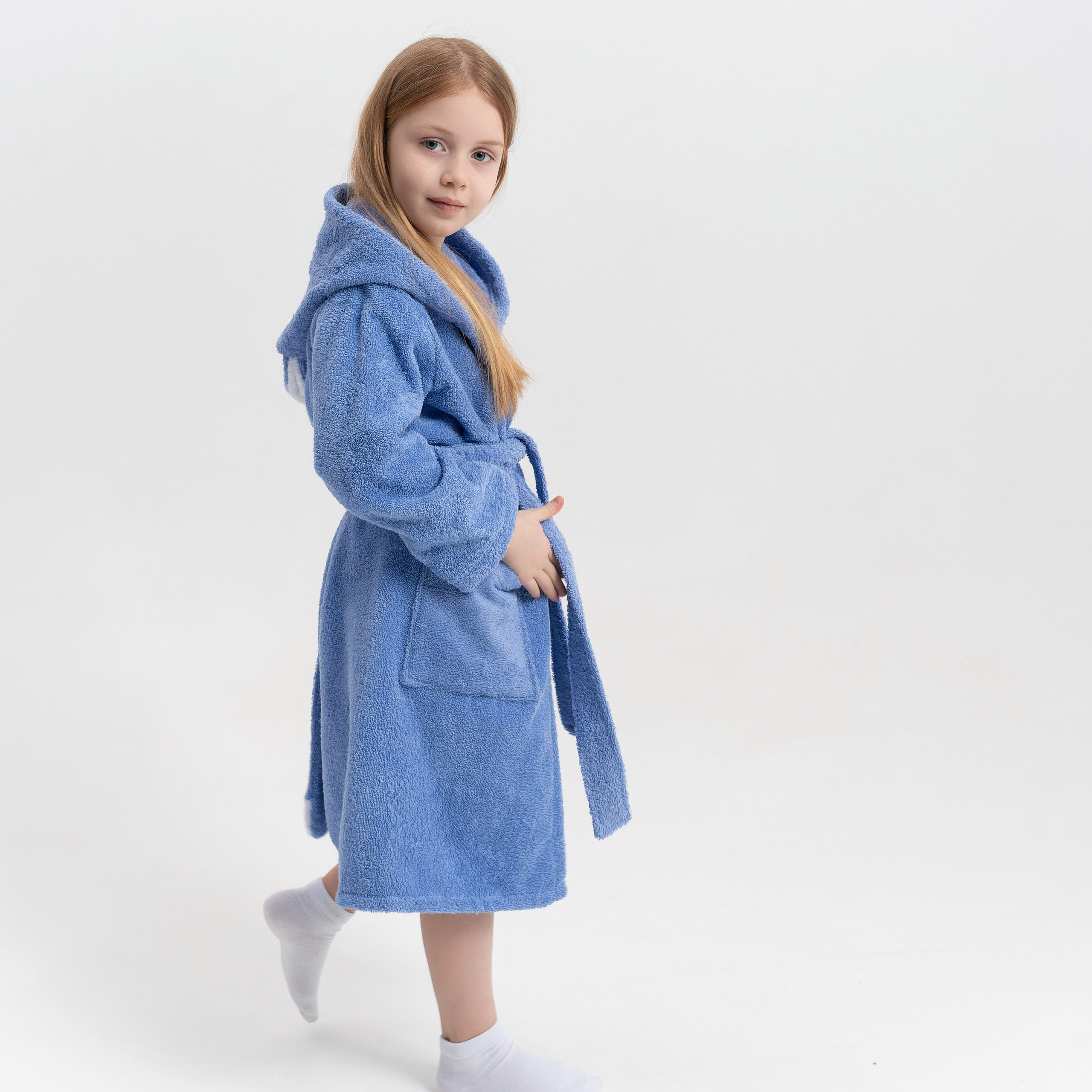 Предметная съемка детских товаров, показывающая взаимодействие детей с любимыми игрушками.