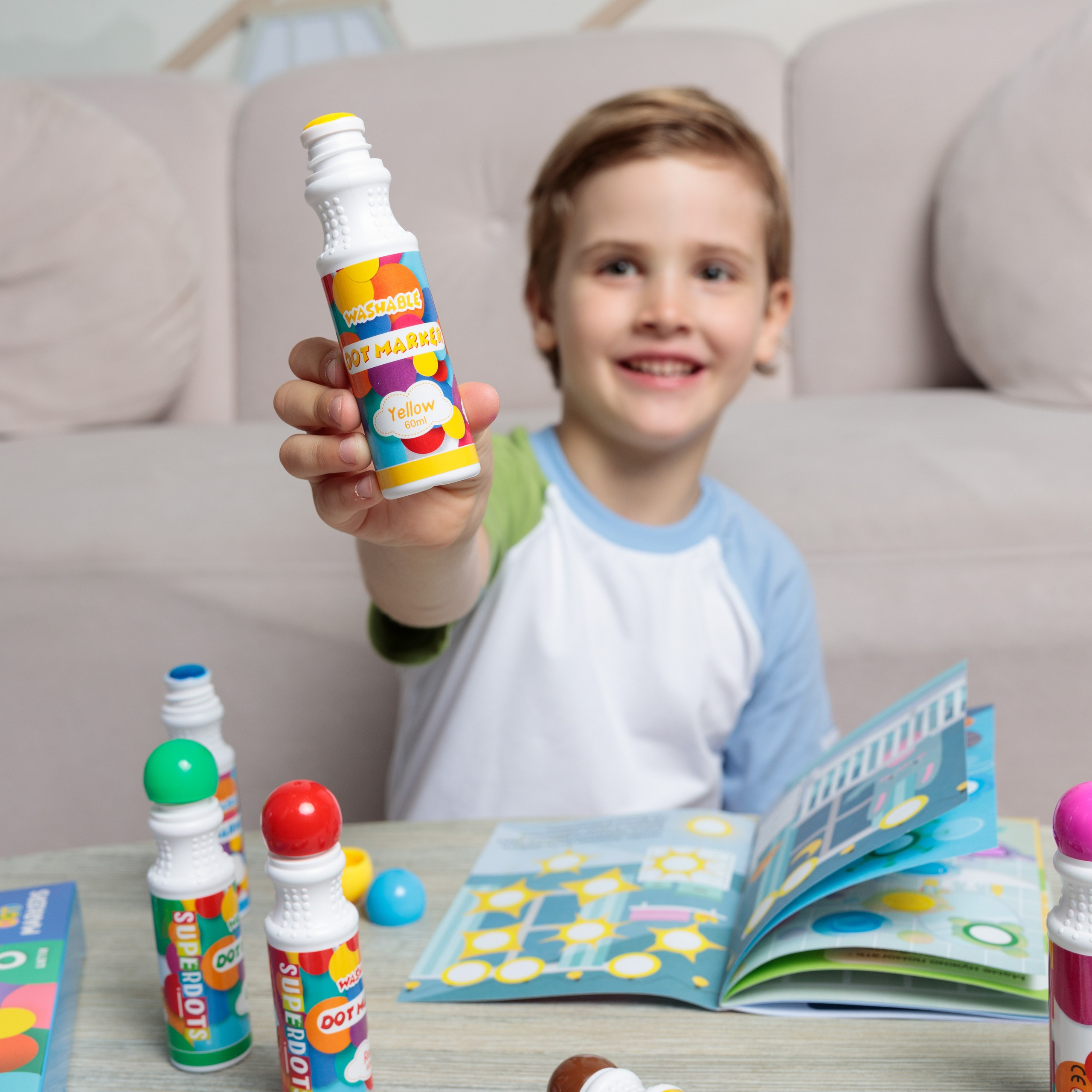 Предметная съемка детских товаров, показывающая их роль в формировании социальных навыков.