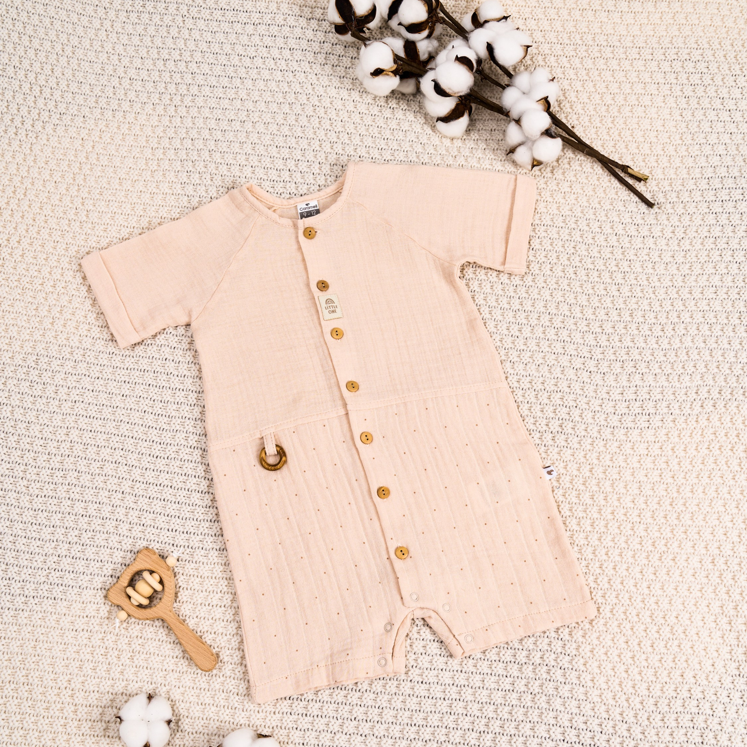 Предметная съемка детских товаров, отражающая нежность и заботу о детях.