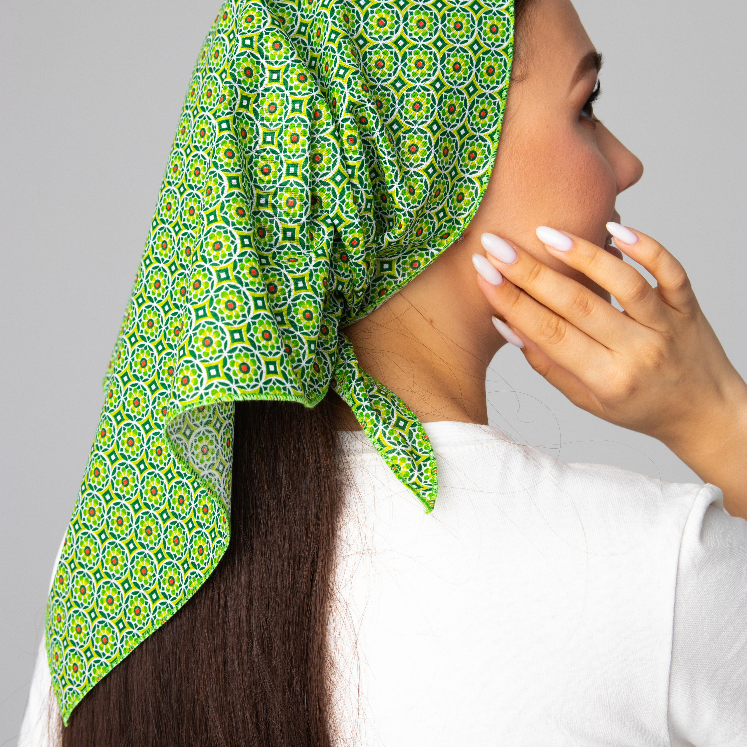 Предметное фото головных уборов - защита от ветра и холода в стильном исполнении.