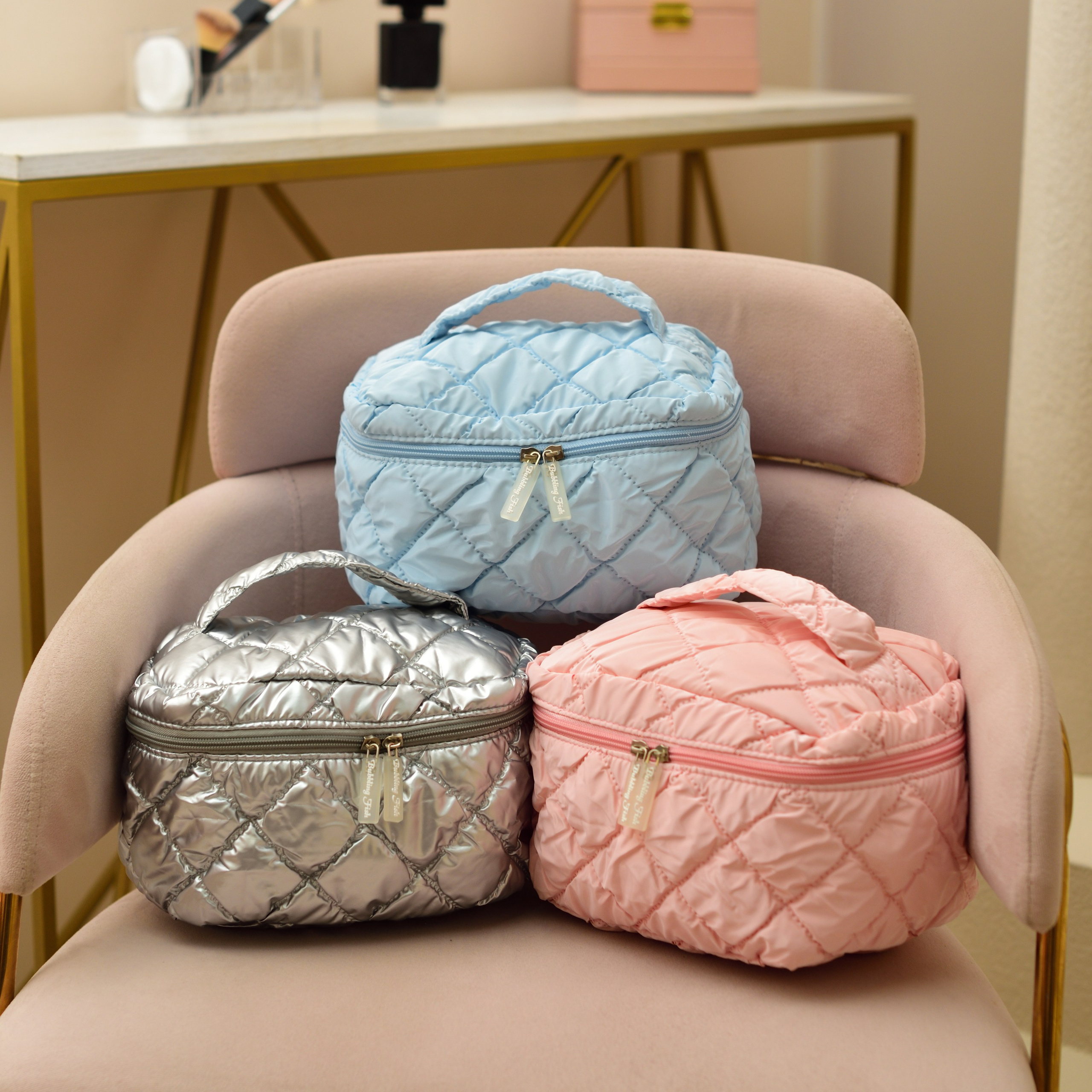 Профессиональная съемка для демонстрации функциональных карманов и отделений.