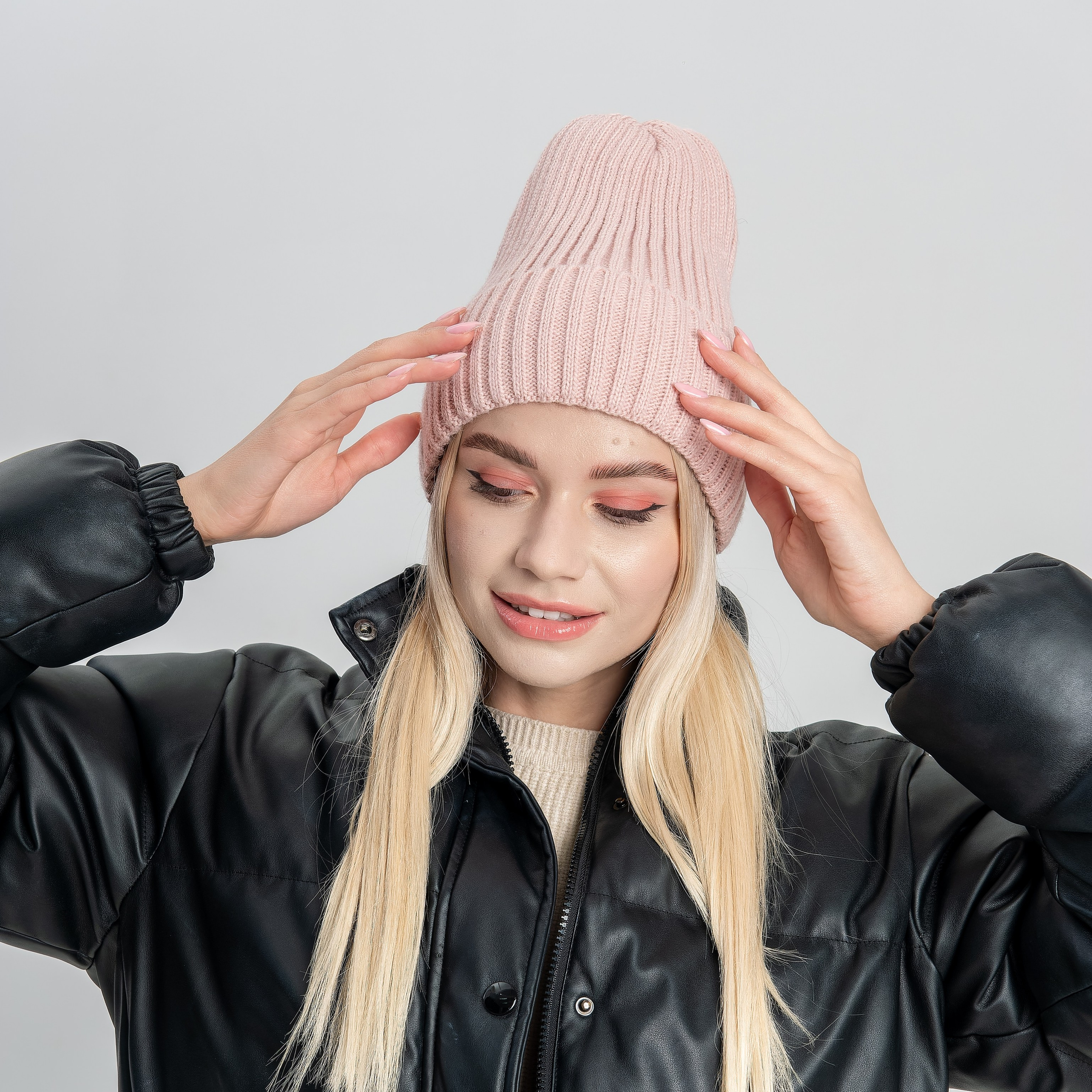 Предметное фото головных уборов - защита и уют для вашего комфорта.