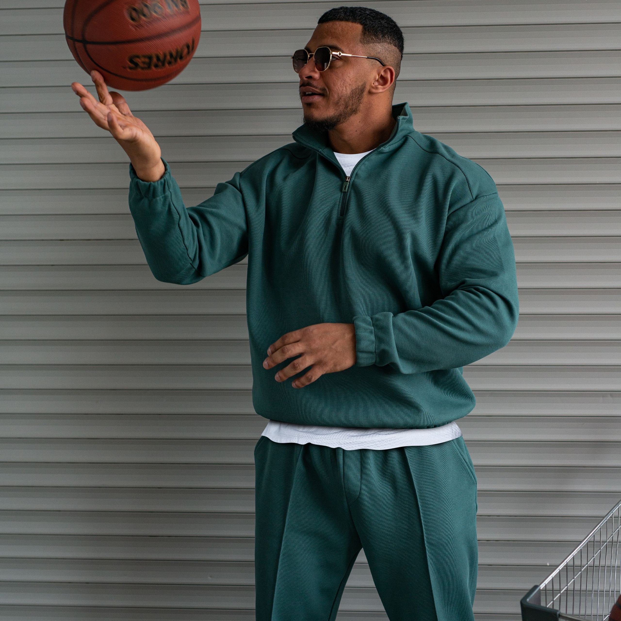 Предметное фото - современные мужские наряды.