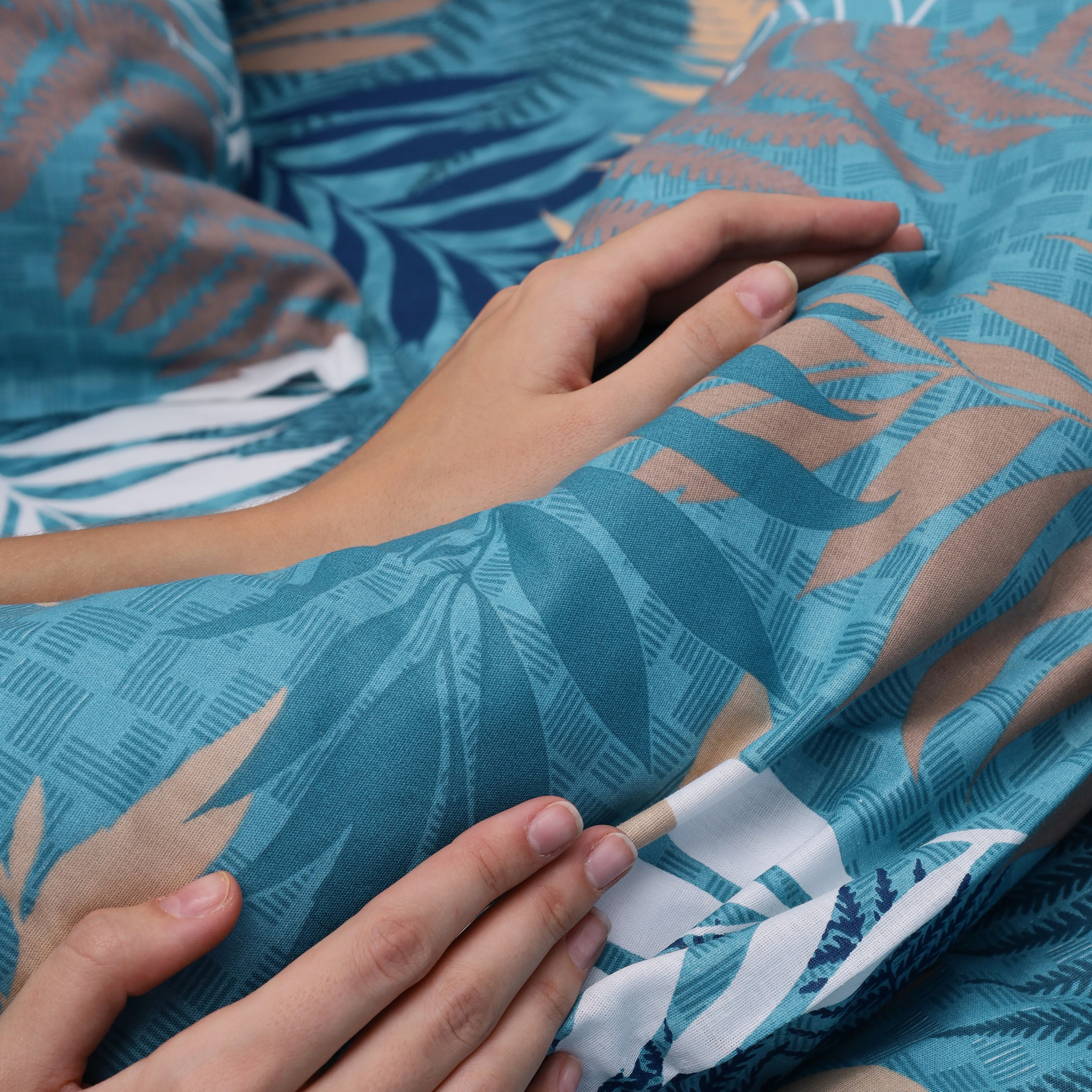 Эстетичная съемка с фокусом на деликатные текстуры и натуральные ткани.