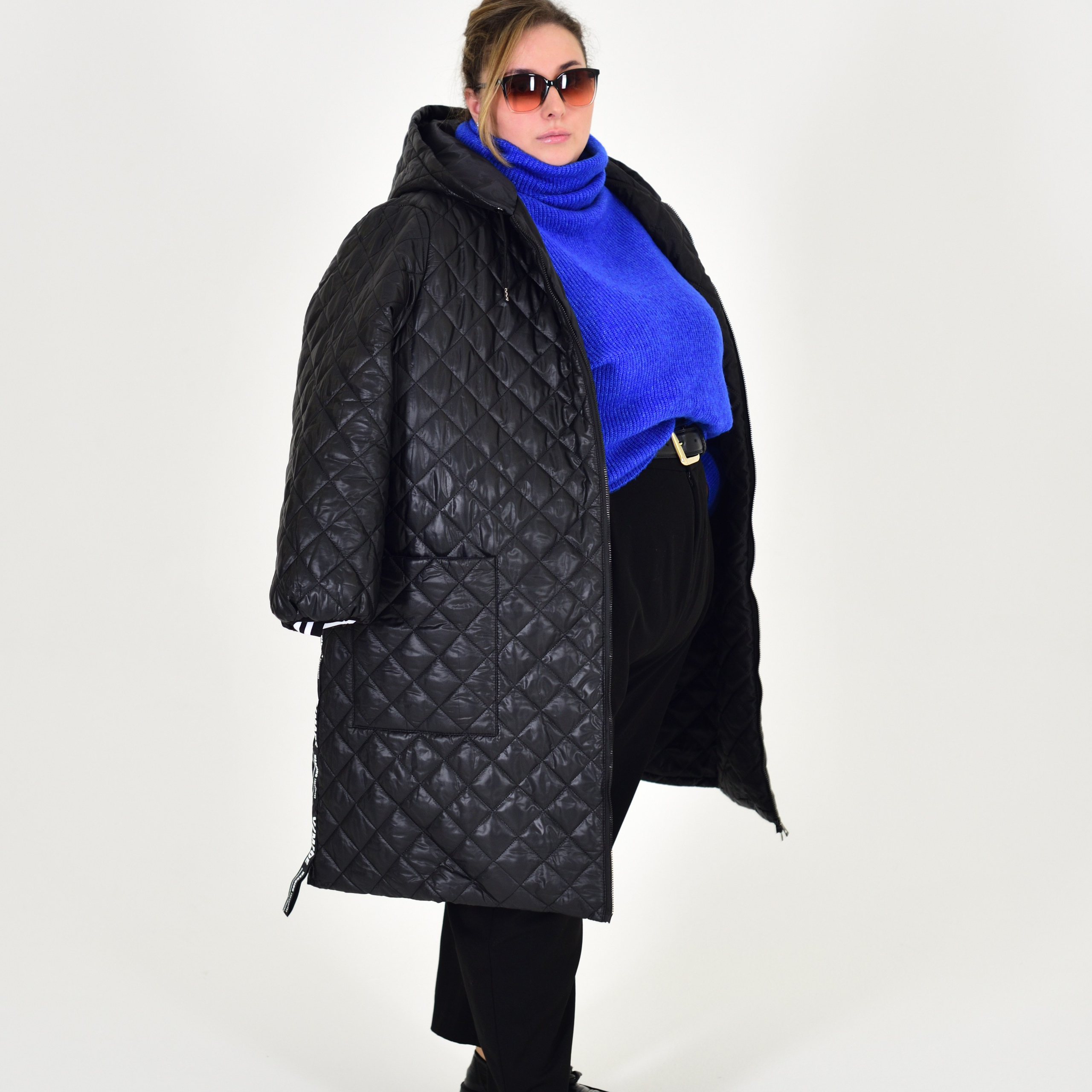 Эффектная съемка с акцентом на гармонию между одеждой и окружающей средой