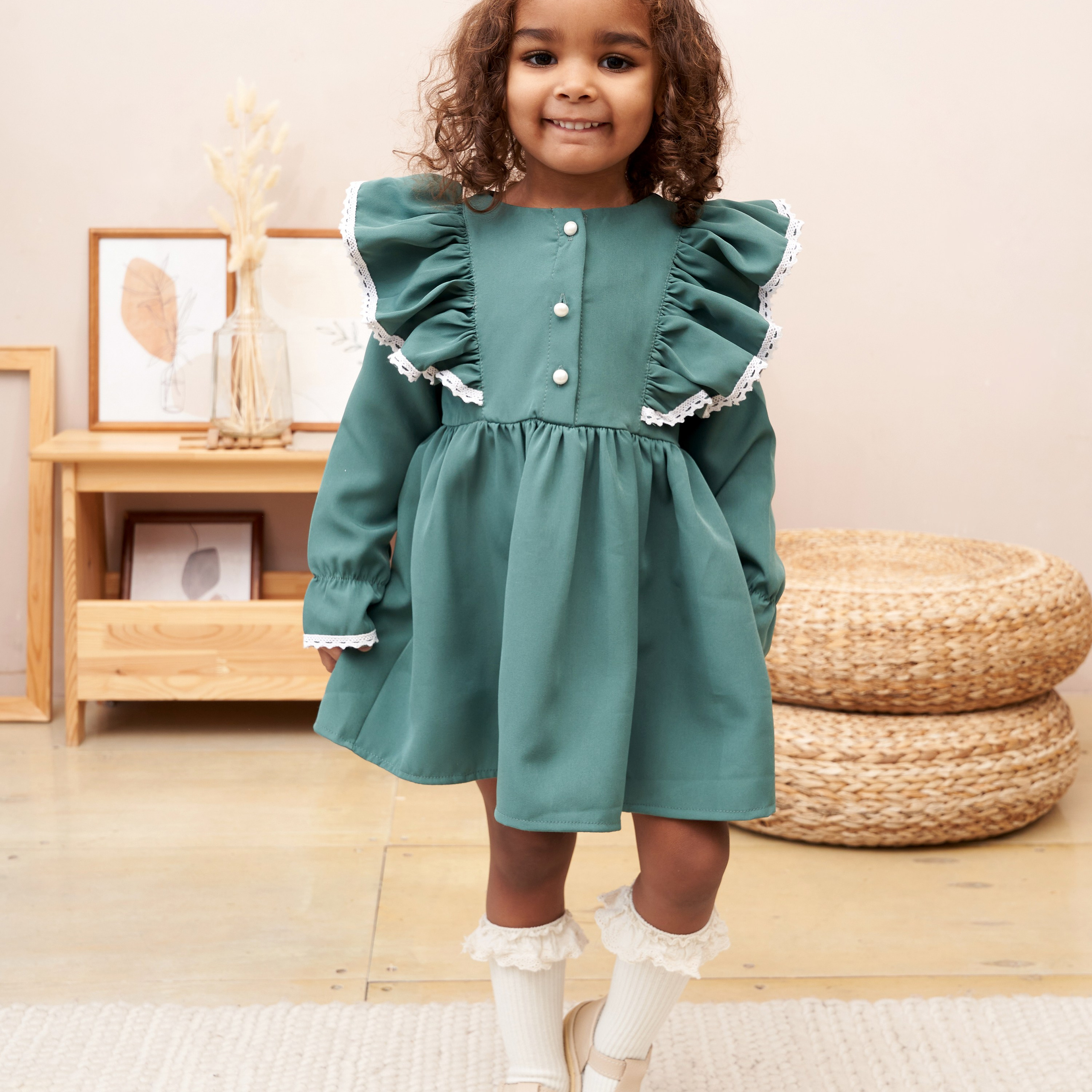 Предметная съемка детских товаров, показывающая радость открытия новых игр и игрушек.