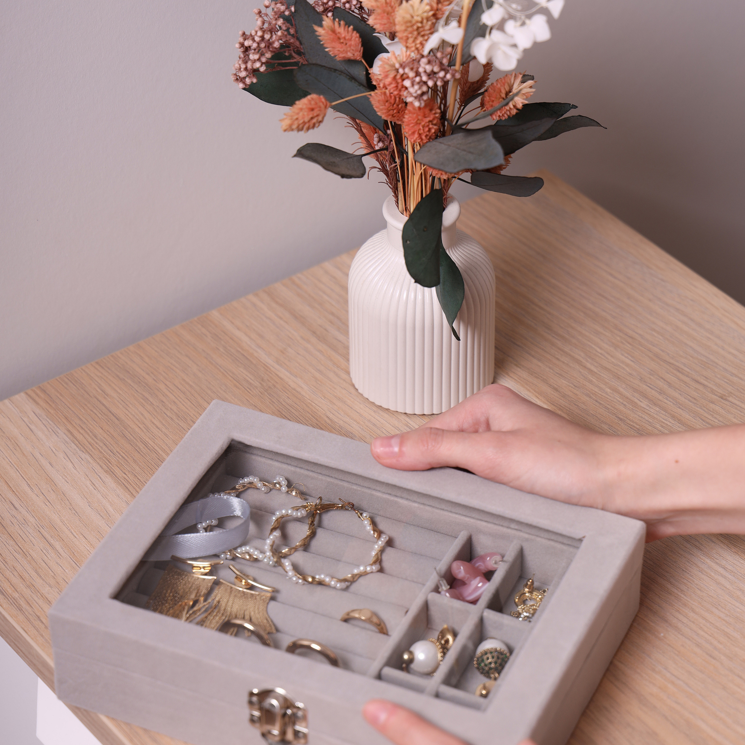 Предметное фото аксессуаров - выразительные детали для создания неповторимого образа.