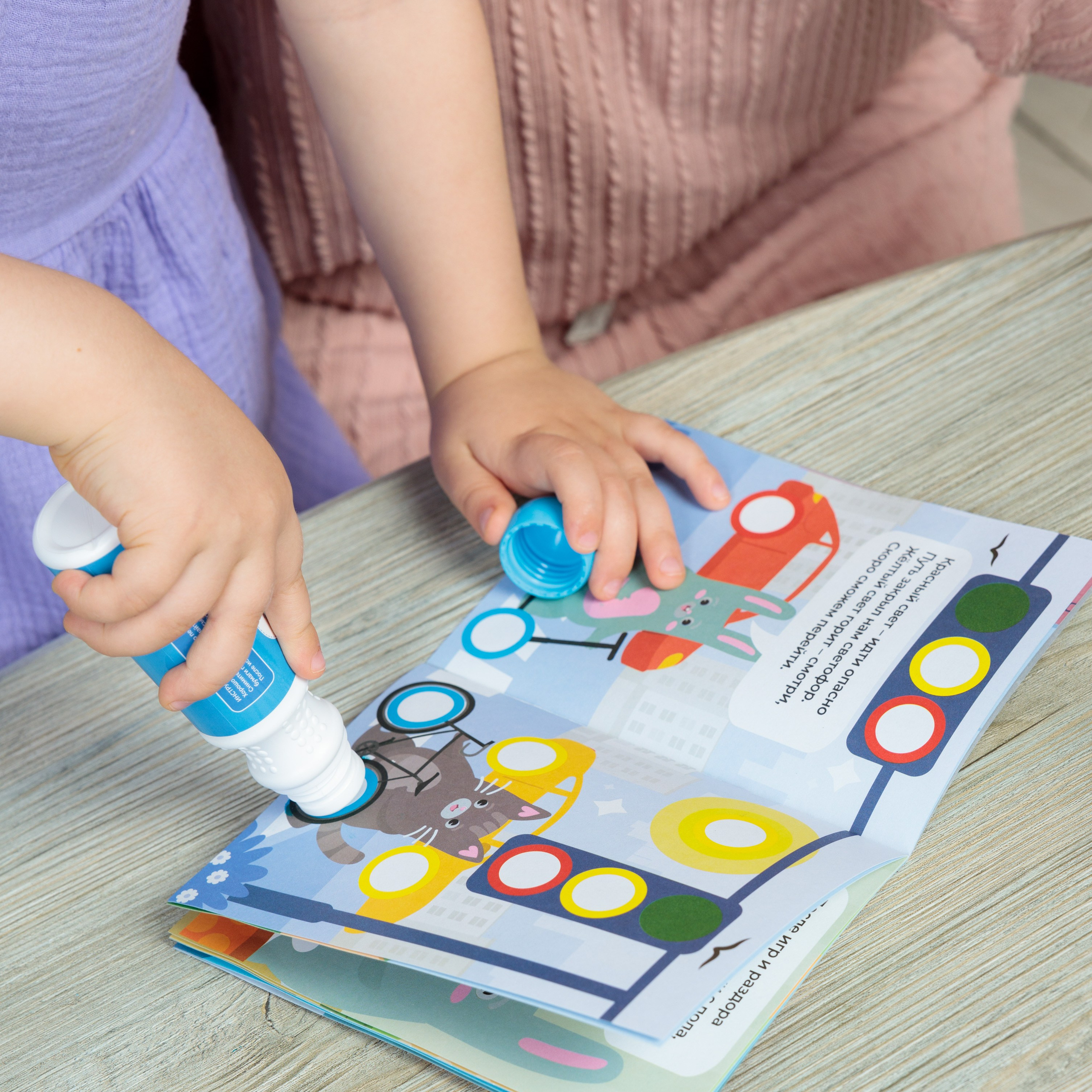 Предметная съемка детских товаров, отражающая яркие моменты совместных приключений.