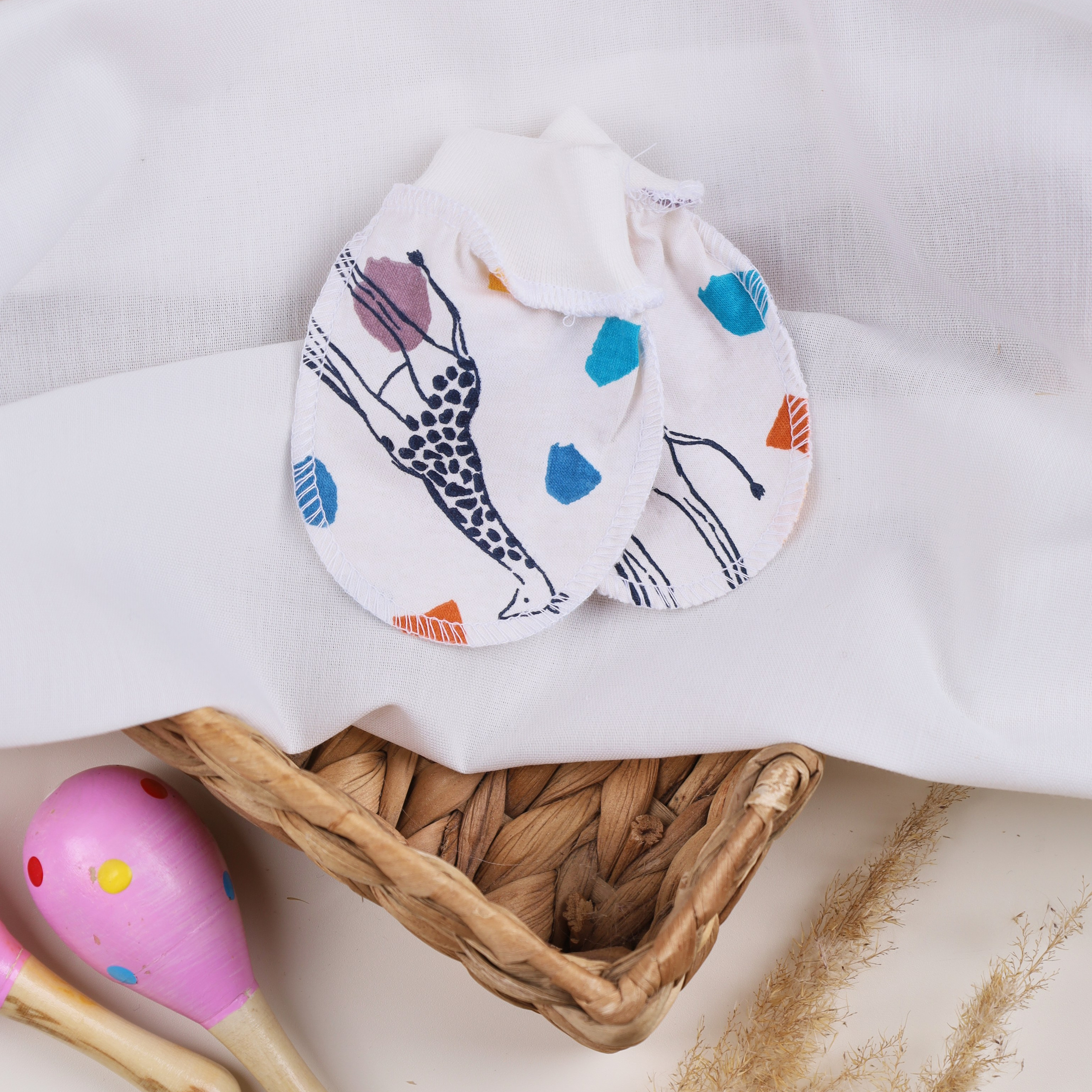 Предметная съемка детских товаров, создающая атмосферу игривости и веселья.