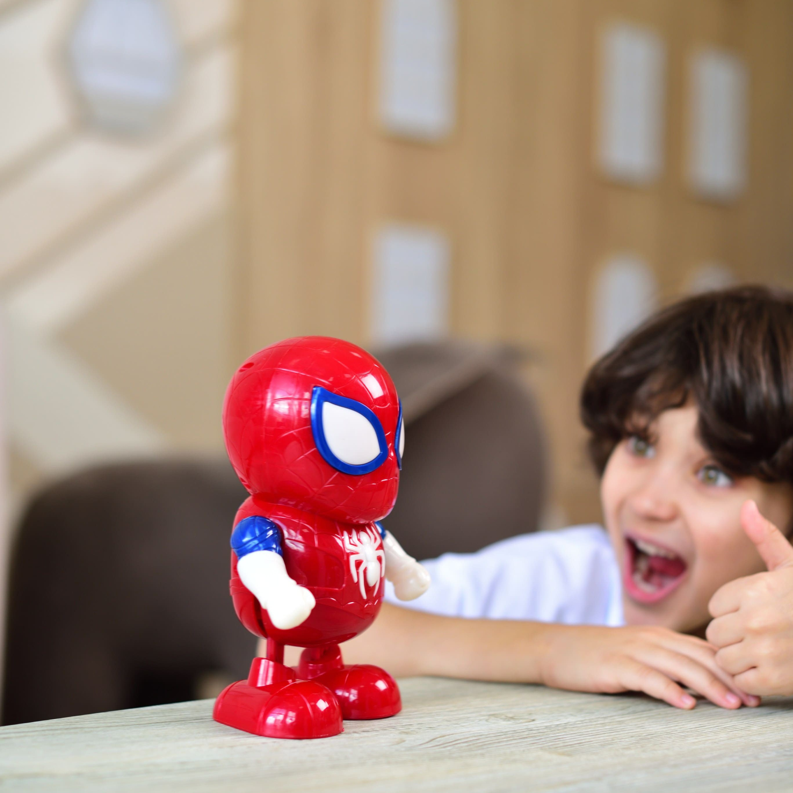 Предметная съемка детских товаров с использованием аксессуаров, создающих игривую атмосферу.