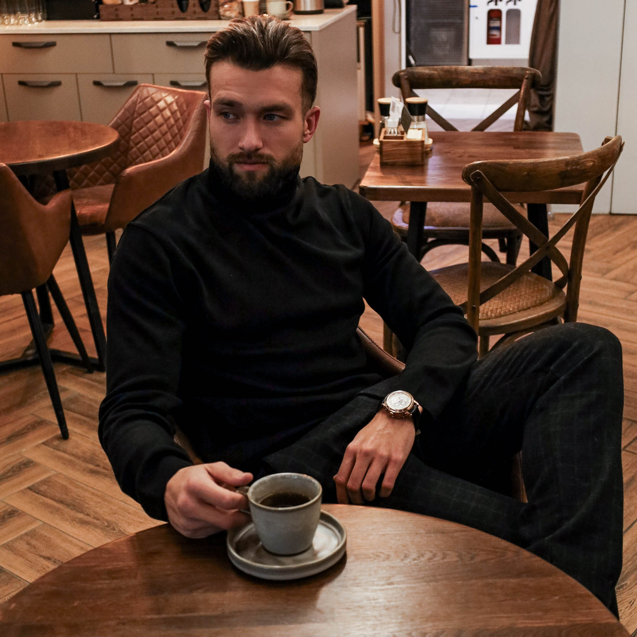 Съемка с акцентом на мужскую одежду в различных ракурсах и позах