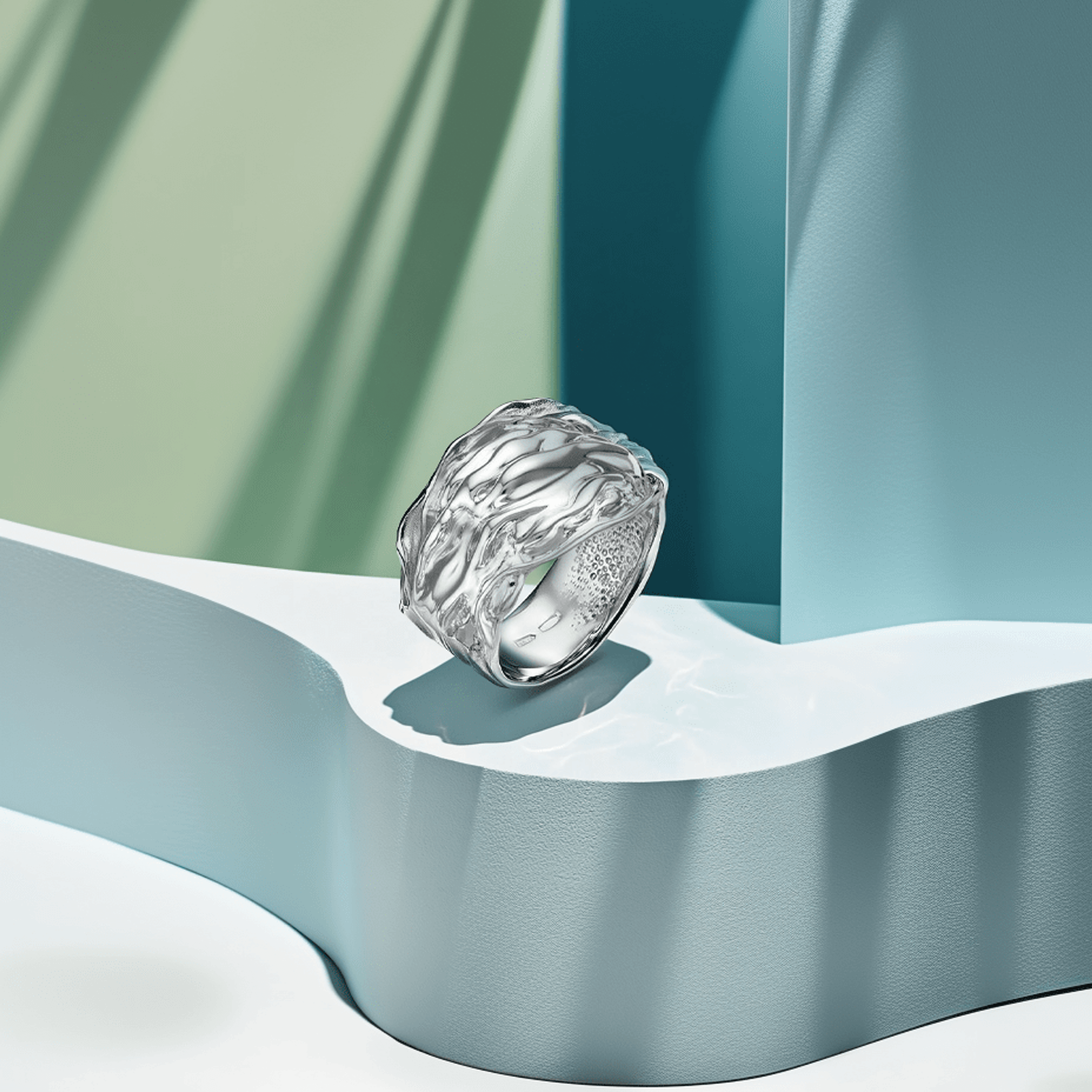 Предметная съемка бижутерии с переливами света, акцент на сиянии металла