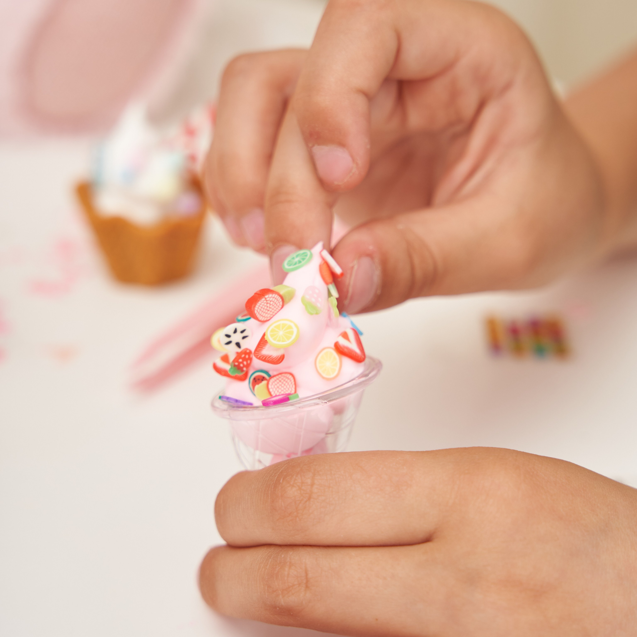 Предметная съемка детских товаров, показывающая, как они интегрируются в повседневную жизнь.