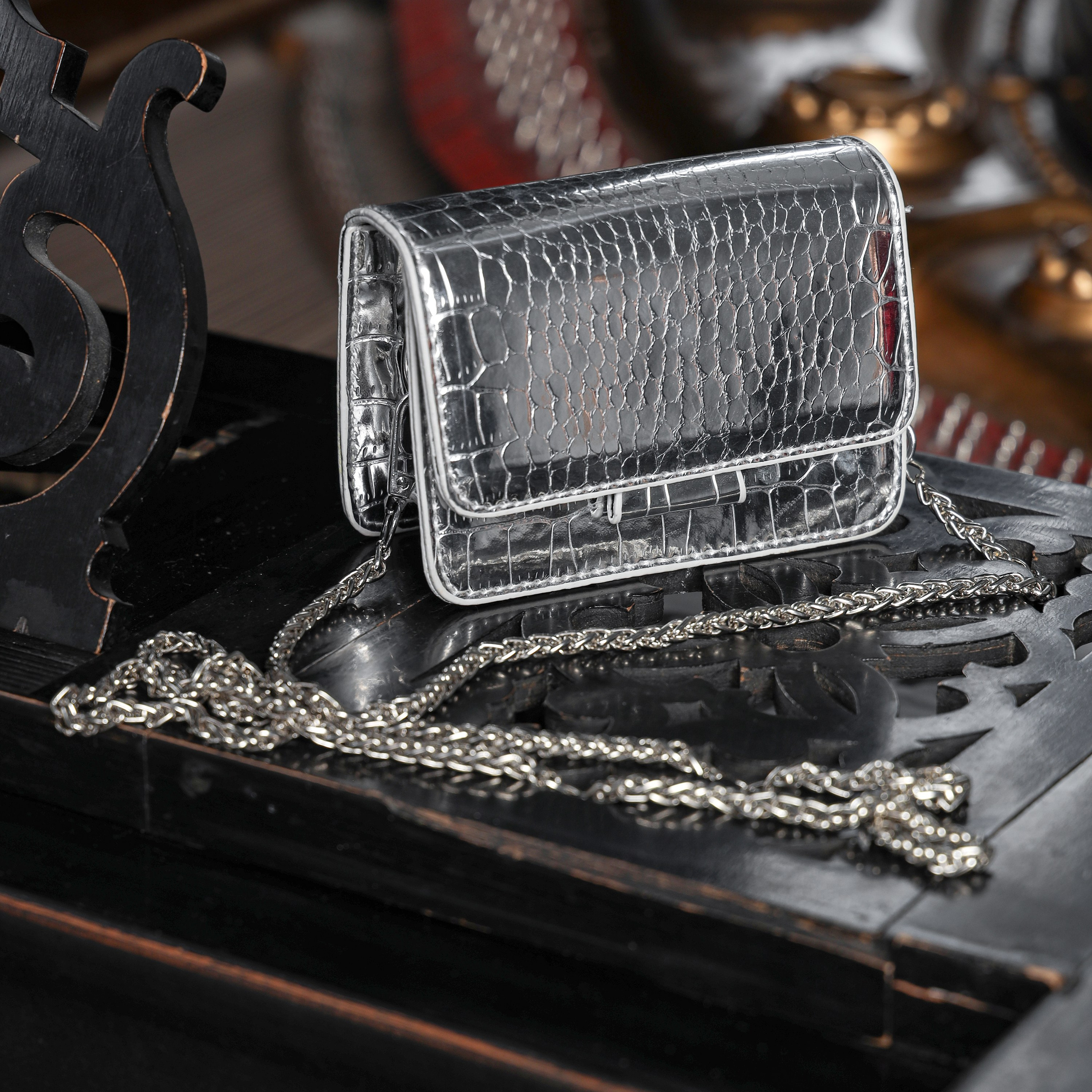 Креативная съемка, акцентирующая внимание на особенностях дизайна и цвета.